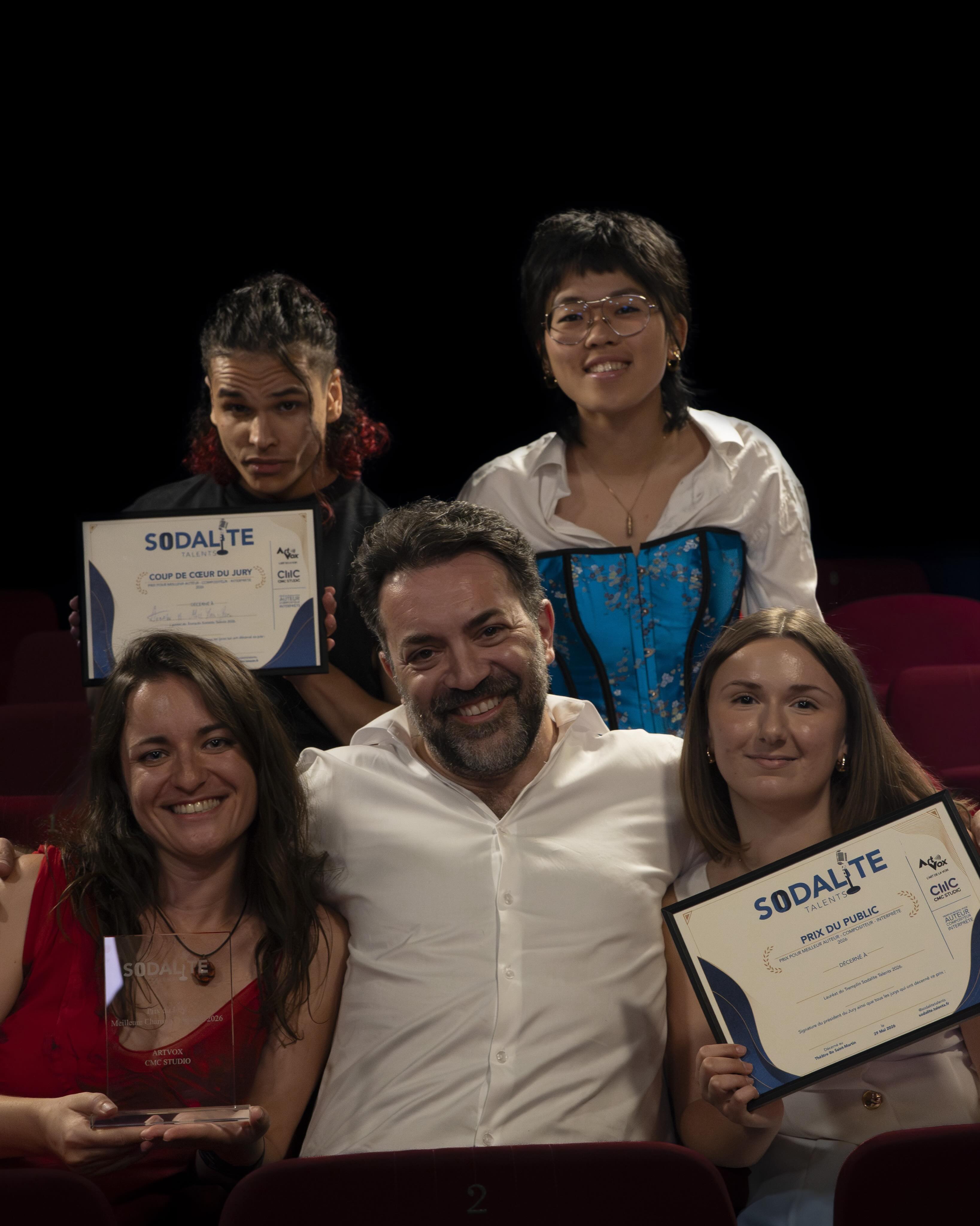 Retour sur la finale de Sodalite Talents
Une soirée remplie d’émotions, de musique et surtout de talent.
Bravo aux gagnantes @paulineauriol @arezki.tv @aliceyouseen et @noemie_ingrato , et bravo à tous les finalistes pour vos performances
On a hâte de voir ce que l’avenir vous réserve.
Merci à @mailys.desforges pour avoir animé cette soirée
À très vite pour la saison 3 de Sodalite, les inscriptions sont officiellement ouvertes ( lien en bio)
