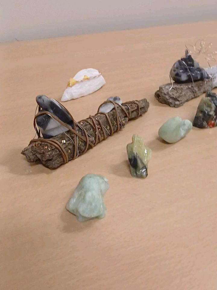 Workshop Gedenksteentje ✨️
Iedereen krijgt in het leven te maken met afscheid.
Dierbaren, dromen of delen van jezelf. Het kan van alles zijn. Vandaag stonden we daar bij stil terwijl we werkten met speksteen. Wat komt bij afscheid kijken en wat helpt.
Dank aan ieders openheid 🫶🏻
#workshop #speksteen #herstel #ervaringsdeskundigheid #creatiefdoorherstel