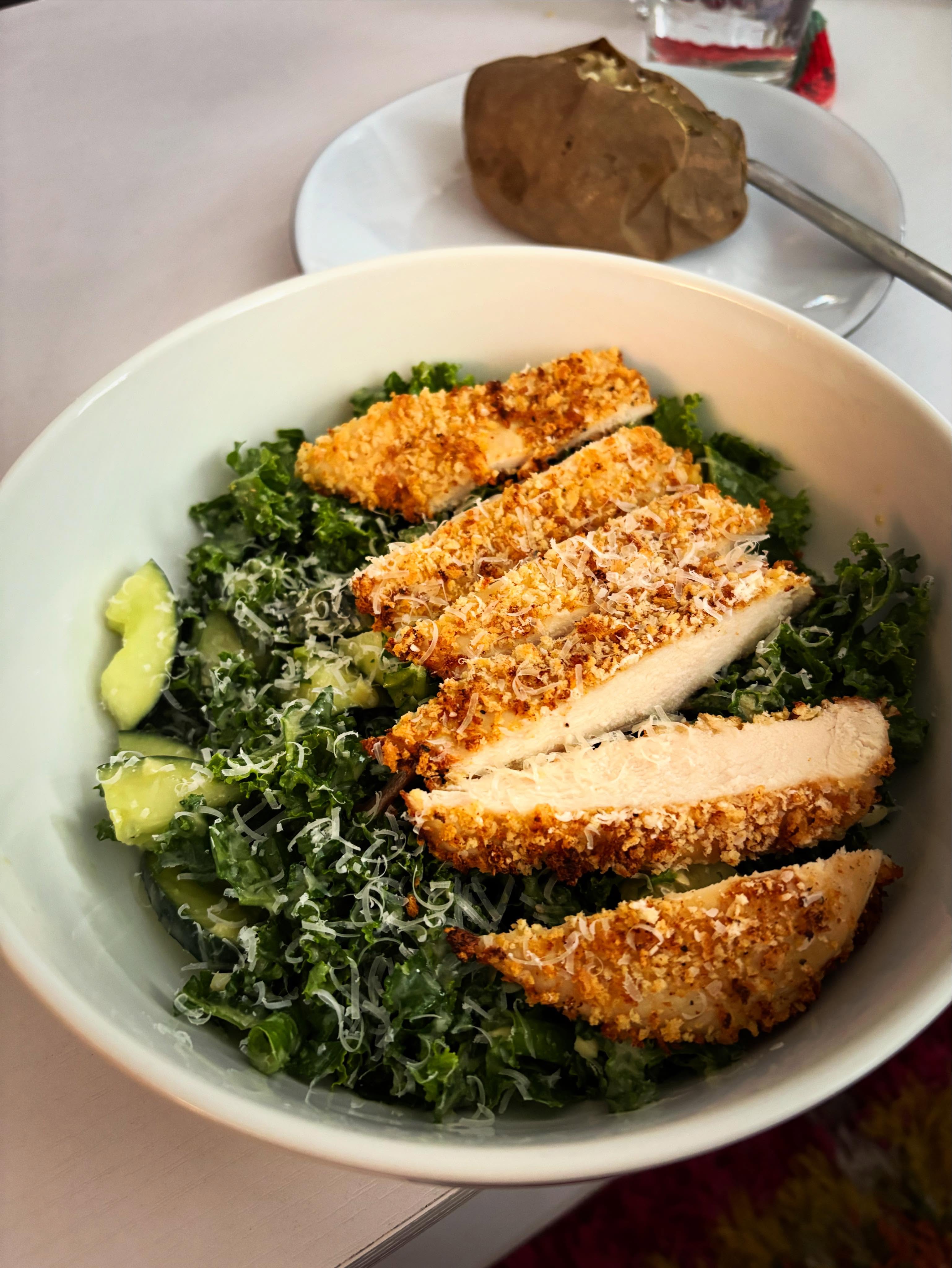 #GirlDinner par excellence. Kale caesar with homemade dressing (and extra anchovies, obviously), air fryer chicken, and a baked potato (well, mostly, finished in the microwave because I got hungry).
#AirFryer #CaesarSalad #PoTayTo