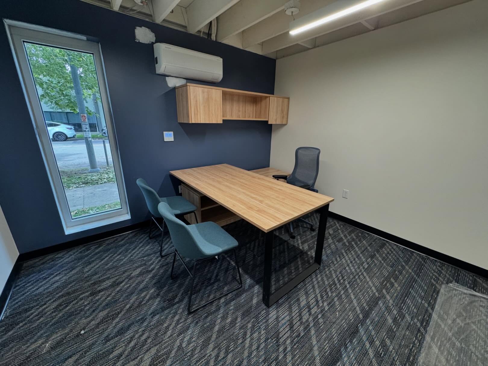 Minimalist design done right. The natural warmth of Aspen laminate paired with a sleek blue accent makes this office feel open and energized.
@n9ne.fg
#OfficeDesign #AspenLaminate #BlueAccent #WorkplaceDecor #ModernOffice