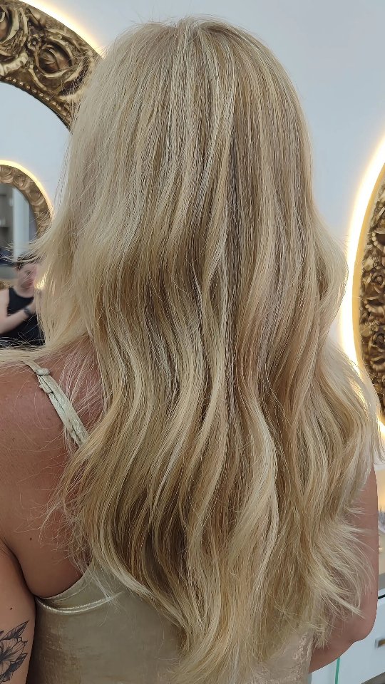 We refresh your hair color with hair dyeing and coloring, balayage and ombre techniques.
#kuşadası #efes #hairsalonkusadasi #selçuk
