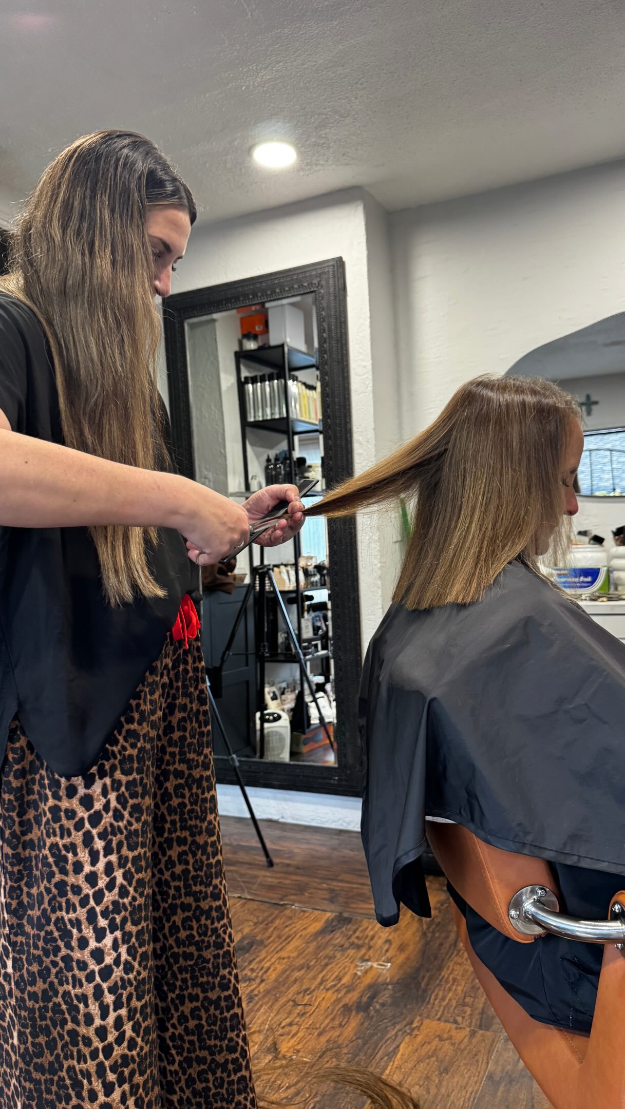 Me before my first client:
✨ Today I’m getting ALL the content.
✨ Before photos.
✨ After photos.
✨ Videos of every transformation.
Reality:
❌ Forgot the before photos
❌ Didn’t record a single appointment
❌ Tripod stayed folded up all day
Turns out actually serving clients keeps me a little busy. 😂
Any other business owners relate?
#sanjosesalon #hairextensions #sanjosehair #sanjosehairextensions #sanjosehairstylist