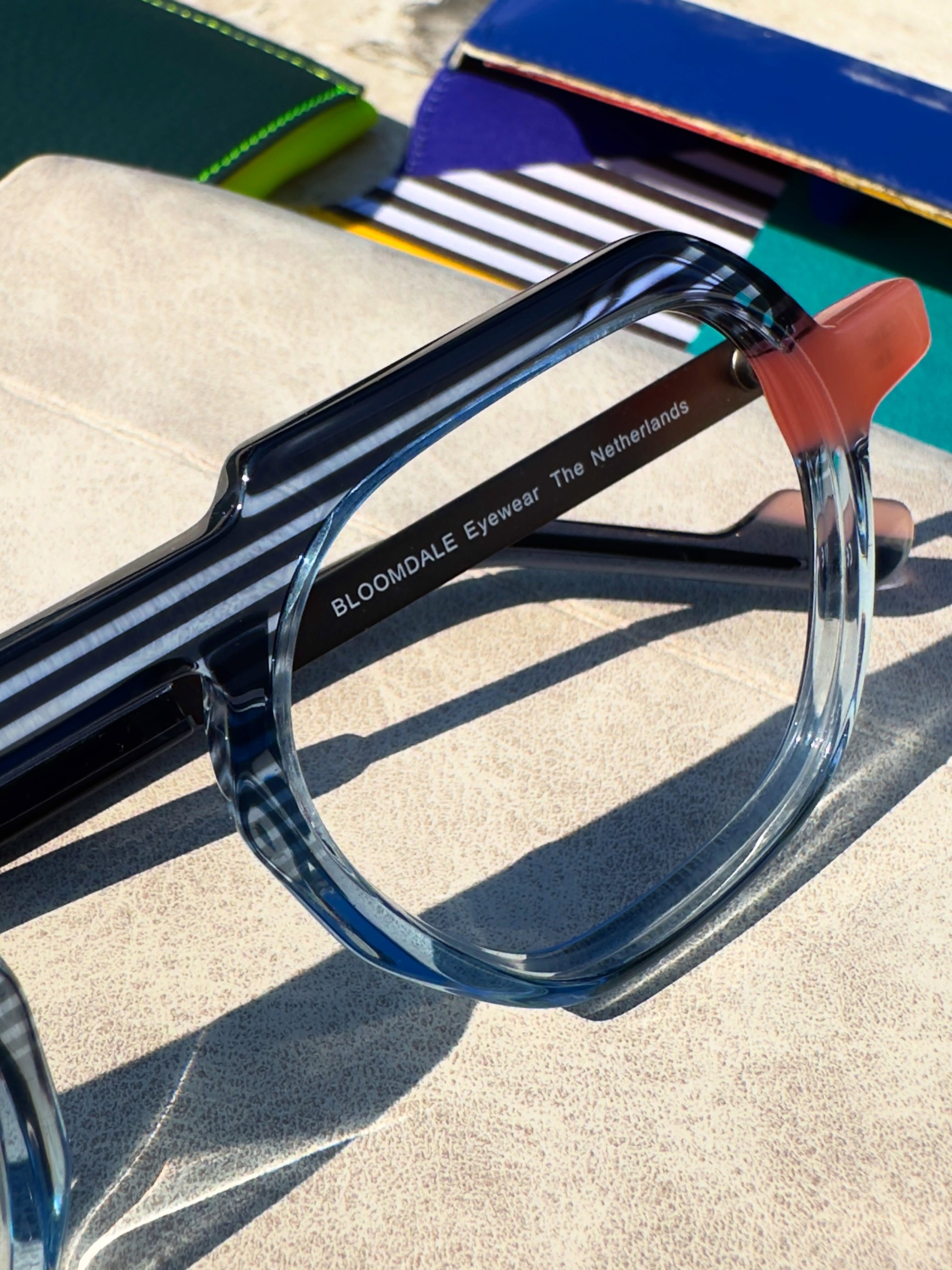 A lateral da lente com tons marcantes transforma o olhar, cria contraste e valoriza ainda mais a beleza de quem usa.
Porque estilo está nos detalhes… e a escolha do óculos certo revela toda a sua personalidade.
#Óculos #ÓculosDeGrau #Eyewear #Estilo #Personalidade