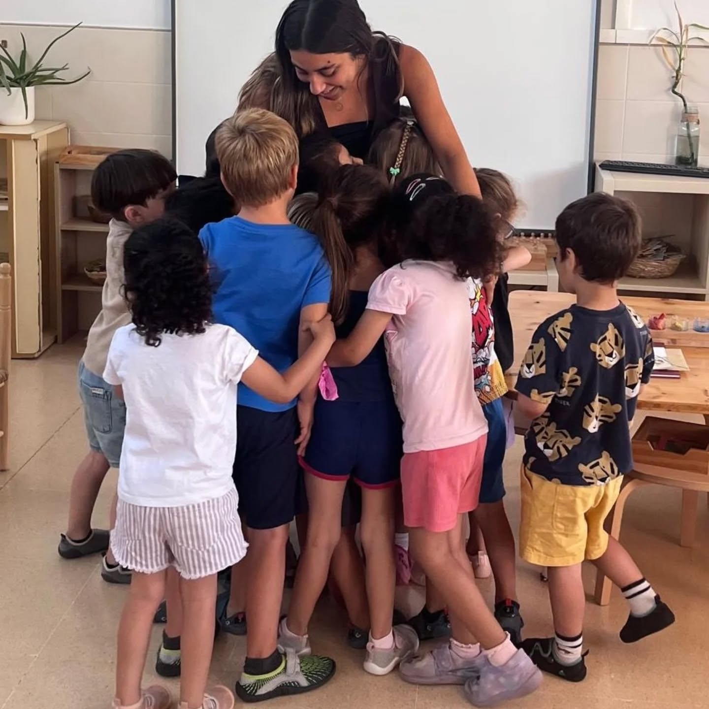 Ahir va ser un dia de retrobaments amb les emocions a flor de pell. Ens va tocar acomiadar les nostres dues practicants, i el buit que deixen ja es nota. Si voleu saber com de fons han calat, només calia veure els infants: plors, abraçades de les que no volen deixar anar i moltes besades d'agraïment.
Han estat setmanes de molta feina, de compartir i, sobretot, de veure créixer. Ens fa una il·lusió immensa veure com aquestes noves generacions de mestres arriben així: pitjant fort, amb ganes, talent i el cor obert.
Gràcies Agatha i Mireia per tot el que heu aportat a la nostra gran família. Aquesta serà sempre casa vostra! 🤍🎒