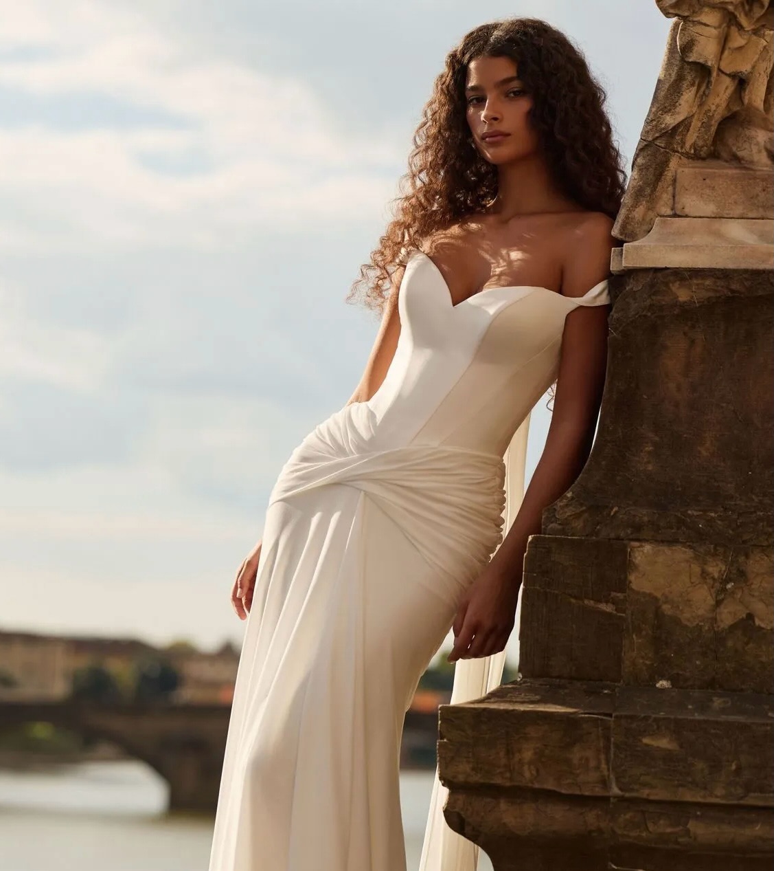We are seeing more and more brides asking for “plain but with a twist” and this dress delivers exactly that 🤍
Clean lines, timeless elegance and just enough detail to make people stop and stare.
Say hello to Elunara from Milla Nova d’Art - due in August 🤍
#millanova #florence #florencewedding #cleanweddingdress #simpleelegance