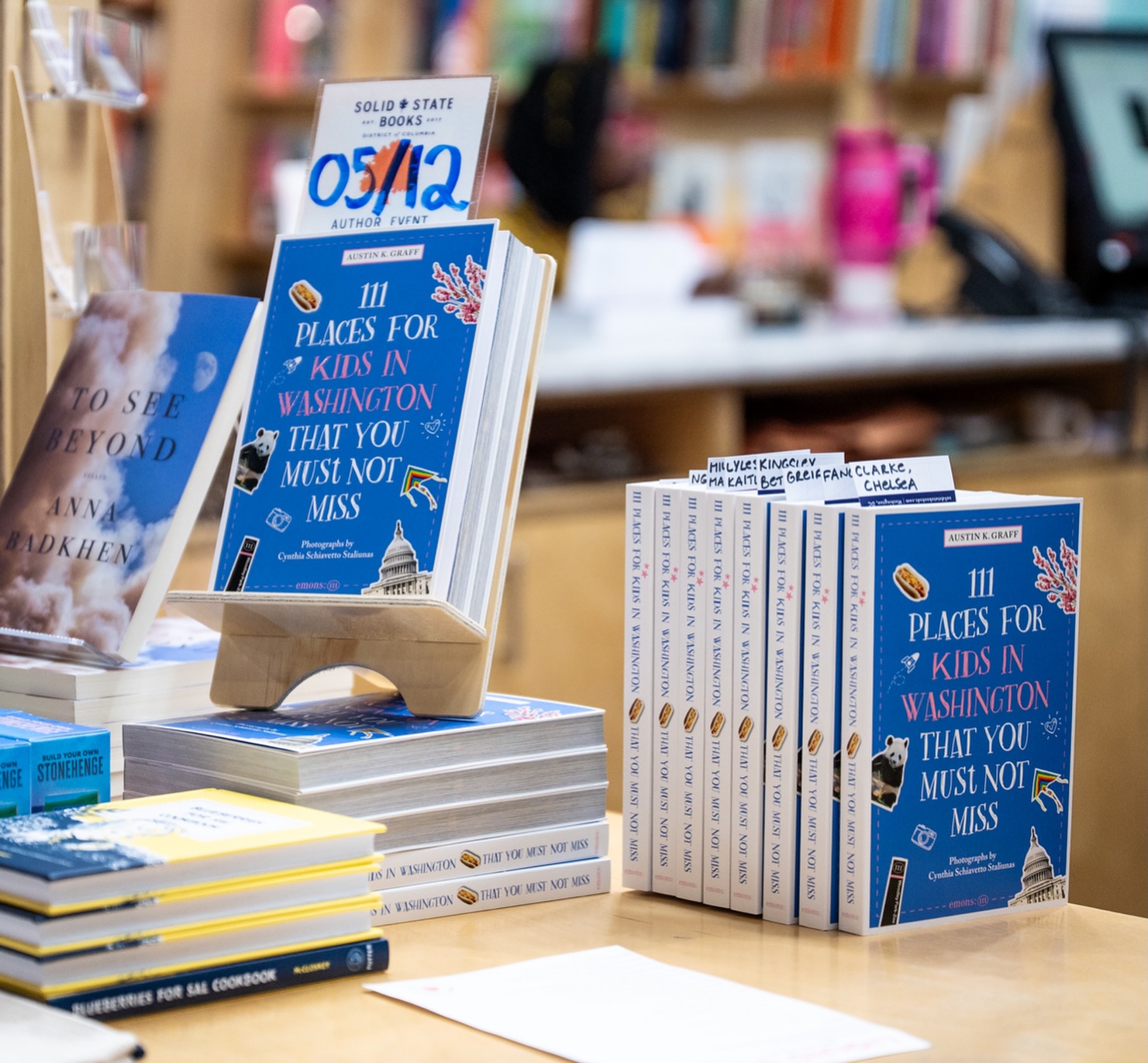 A special throwback to a memorable evening at Solid State Books in Washington, DC. ✨
Together with author Austin Graff and photographer Cindy Schiavetto Staliunas, we celebrated the launch of 111 Places for Kids in Washington, DC That You Must Not Miss, a guide that opens the door to a playful, surprising and wonderfully curious side of the capital.
From hidden slides and secret doors to museums, trails, food halls, fairy gardens and places full of stories, this book helps families discover a different, more playful side of DC.
Thank you to everyone who joined us, celebrated this new title and helped make the evening so special! 🫶🏼
Here’s to 111 discoveries, countless adventures and many more curious young explorers.
📸 Cindy Schiavetto Staliunas @schiavetto_photography
#111Places #WashingtonDC #FamilyTravel