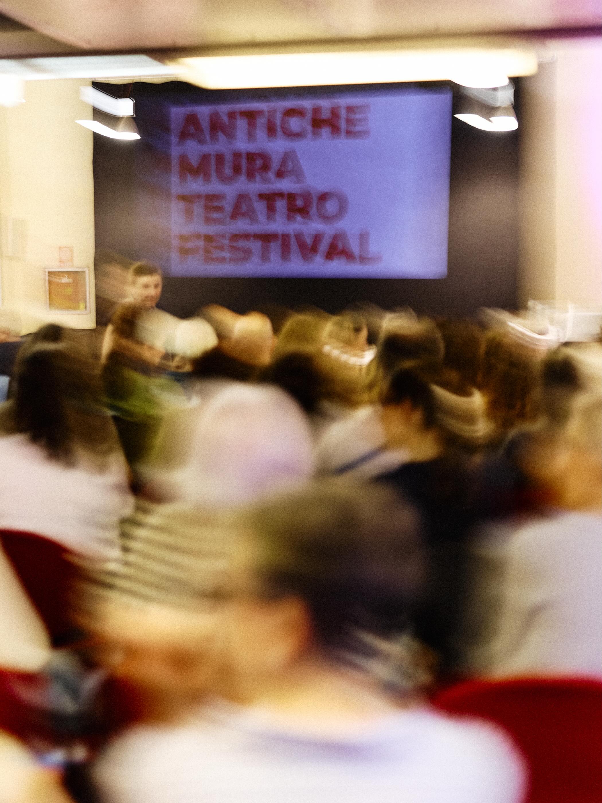 1 giugno 2026/ Giorno 1 di @antichemurateatrofestival 2026 XIII Edizione
causa maltempo c/o Villa Rina, sempre a Cittadella (Pd)
Un inizio ricco di commozione che ci esorta a non rimanere indifferenti
Grazie ai volontari di Unamano Gianni Baggio e Laura Battocchio per averci raccontato la loro esperienza in Bosnia
e grazie a
@robertabiagiarelli @babelia_progetti_culturali per averci emozionato e indignato con il suo A COME SREBRENICA!
Vi aspettiamo lunedì prossimo con Ottavia Piccolo!
www.antichemurateatrofestival.com
www.teatrobresci.it
Ph @francescoreffo