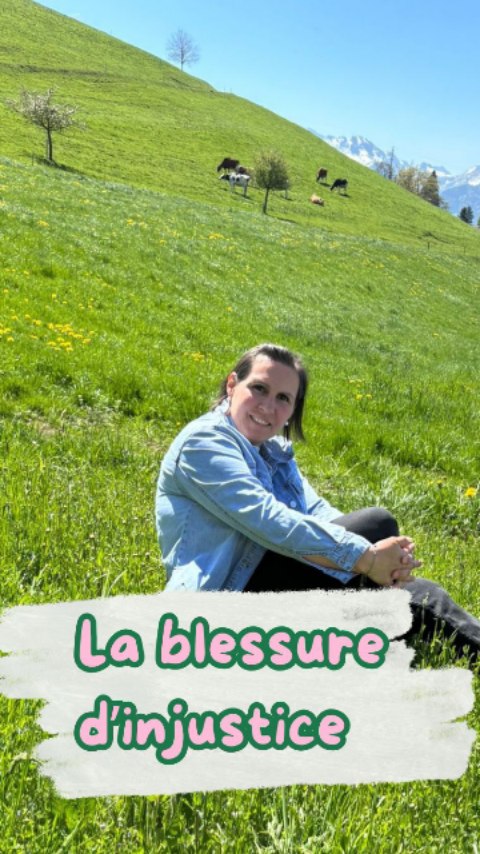 Tu t'es déjà sentie traitée de manière injuste…
Et quelque chose en toi a serré.
Pas juste dans la tête.
Dans le corps.
Dans la poitrine.
Peut-être même dans la gorge.
La blessure d'injustice est l'une des cinq grandes blessures de l'âme.
Elle naît souvent très tôt, quand l'enfant que tu étais a compris qu'elle devait être parfaite pour mériter d'être aimée , reconnue, ou simplement en sécurité.
Et cette blessure, elle laisse des traces.
Une exigence envers toi-même qui ne s'arrête jamais.
Une sensibilité vive à ce qui te semble "pas juste".
Une difficulté à lâcher, à faire confiance, à t'autoriser à ne pas tout contrôler.
Ton corps garde la mémoire de tout ça.
Le travail énergétique ne cherche pas à effacer ce que tu as vécu.
Il invite simplement à relâcher ce qui est encore porté dans le corps, ces tensions autour du cœur qui se sont installées pour te protéger.
Parce qu'à un moment, ces protections avaient du sens.
Et peut-être qu'aujourd'hui, tu sens qu'il est temps de les poser.
✨ Si tu te reconnais dans ces mots, le soin de libération du péricarde est peut-être fait pour toi.
C'est un soin à distance, en profondeur, pour libérer les mémoires émotionnelles du cœur.
→ Toutes les infos sur www.lesentierdubonheur.ch ou en message privé.
Avec le cœur, Mireille 💚