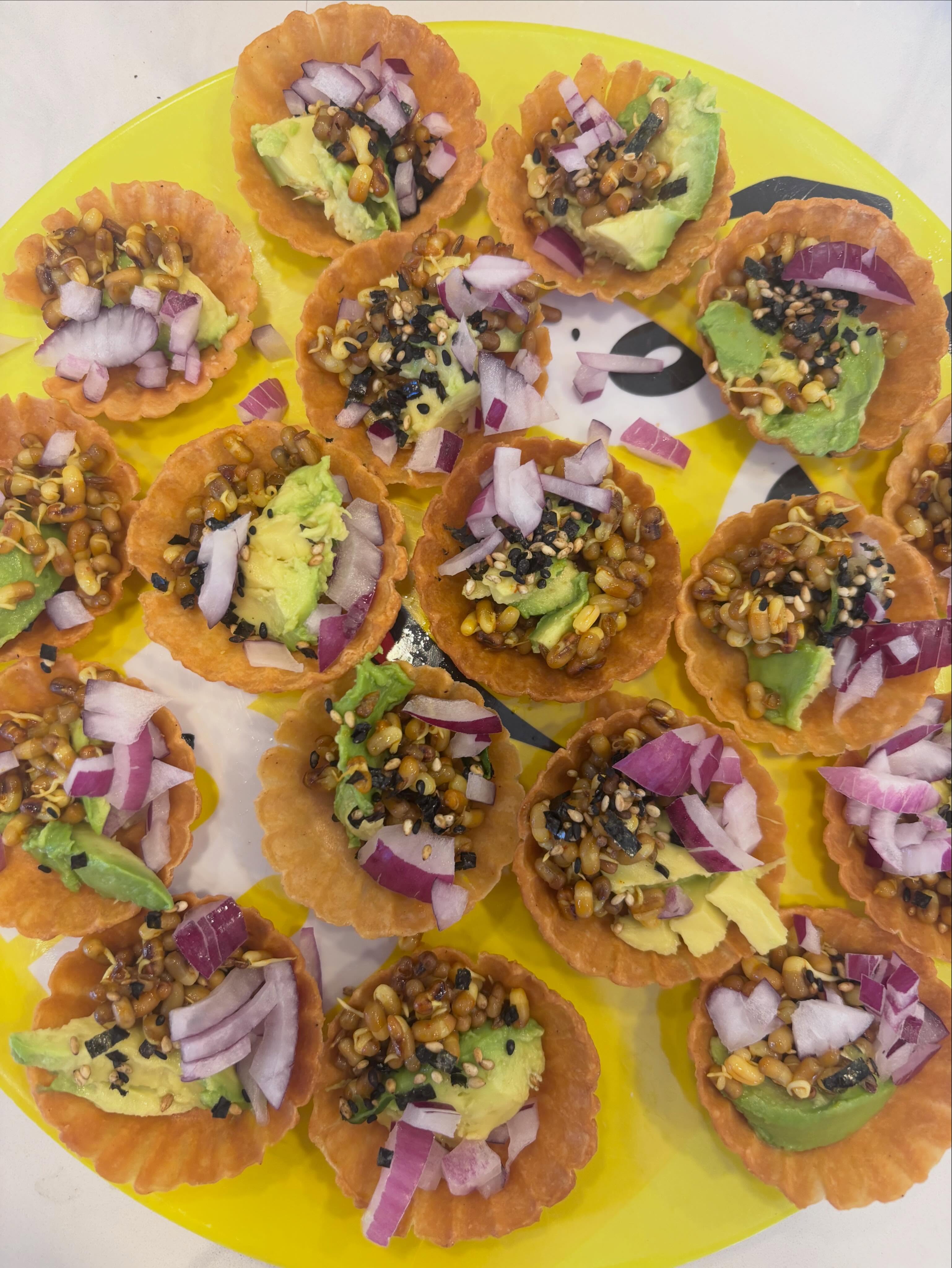 Avocado sprouted muth chaat in wheat crisps, with #madefromscratch tomato chutney. Garnished with #traderjoes sesame seaweed seasoning. Lazy Sunday!
#highprotein #theflavorstation #vegan