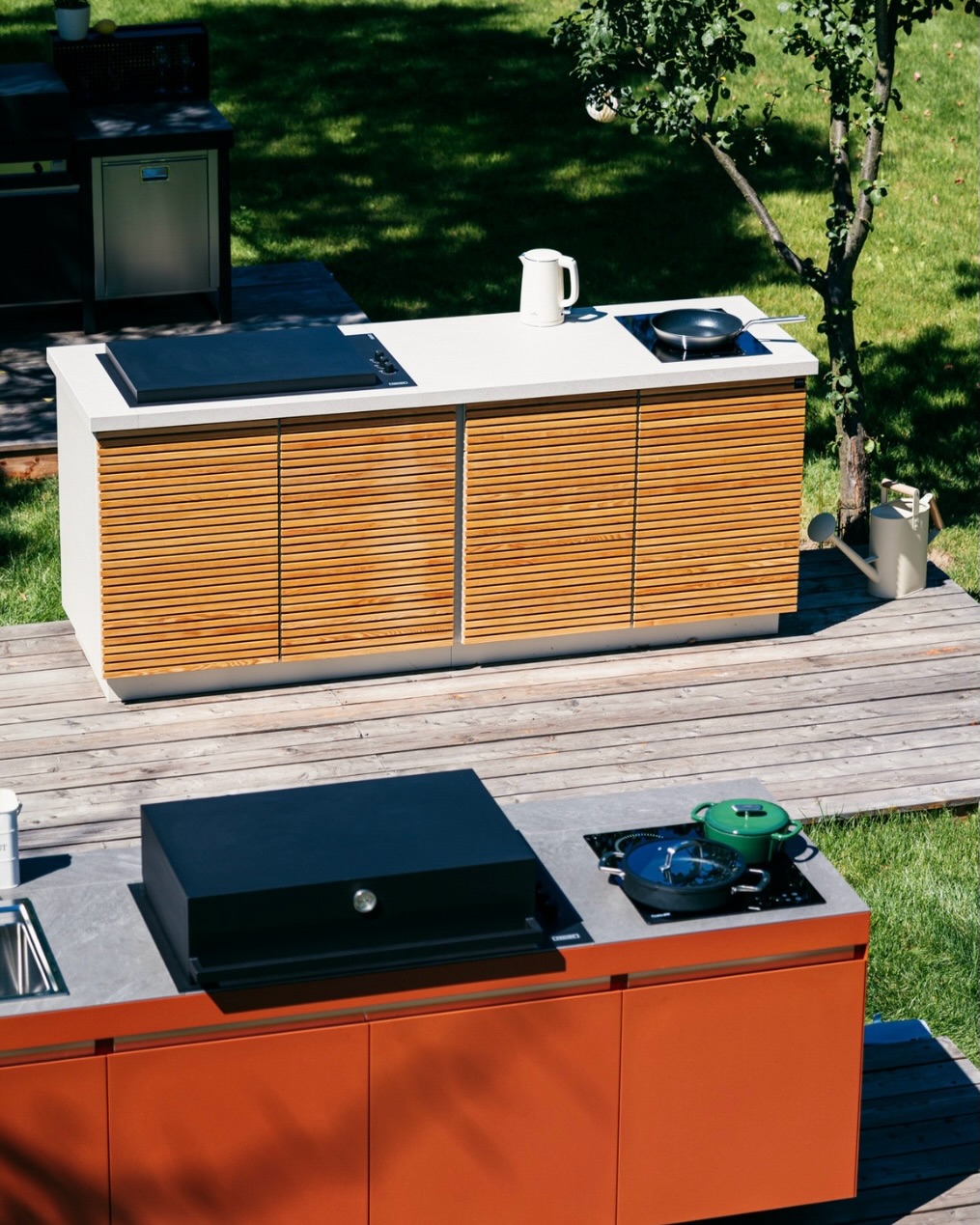 Jste na léto ready? My, zdá se, ano! Rozjíždíme garden party🌳🥳
Nejlepší na tom je, že lítáme tak maximálně pro zábavu po zahradě. Všechno, co k vaření potřebujeme, máme totiž ve venkovních kuchyních. Vevnitř nejsme ani minutu.🙏
#venkovnikuchyn #garden #braaiwithus
#zahradnikuchyn #outdoorliving
