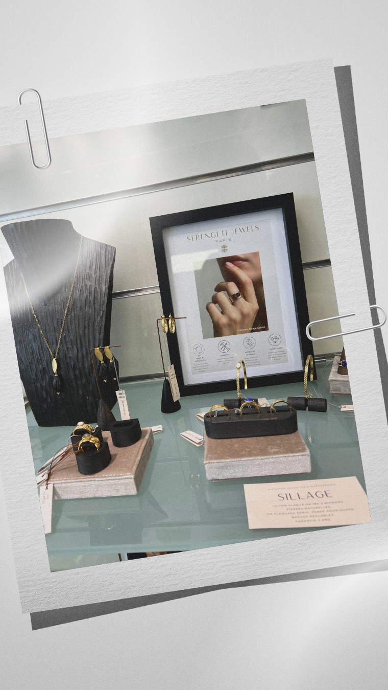 ✨J-1 ✨
Serengeti prend ses quartiers d’été chez Rêves d’Artisans au Vésinet.
Pendant trois mois, les bijoux côtoieront les créations d’une trentaine d’artisans : céramique, vitrail, bois, dentelle, décoration, accessoires et bien d’autres univers.
Une belle adresse pour découvrir des savoir-faire variés et trouver des pièces que vous ne verrez pas partout.
📍 7 bis rue du Maréchal Foch – Le Vésinet
🗓️ Mardi au samedi · 10h–19h30
J’ai hâte de vous y retrouver.