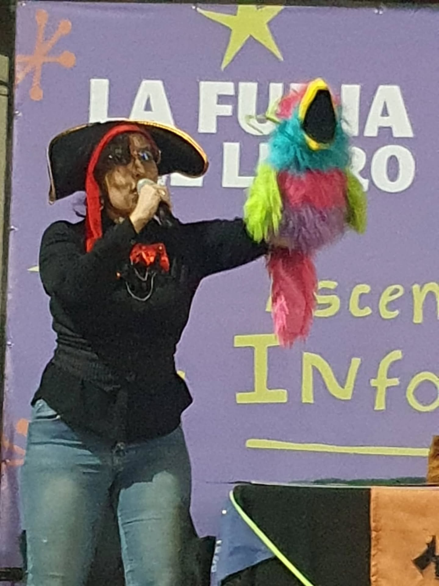 Dándolo todo ayer en la presentación de "Muchos perros y otros cuentos chilenos" junto al talentoso @zuricatojukebox que se lució en escena.
Un saludo cordial a l@s autores @felizamarro Y @maidaescritora por sus hermosas historias. Y a @chikawale y @catafuenzalida.ilustradora por darle vida con sus ilustraciones de collage y papercraft.
Gracias a @lafuriadelibro por este tremendo evento.