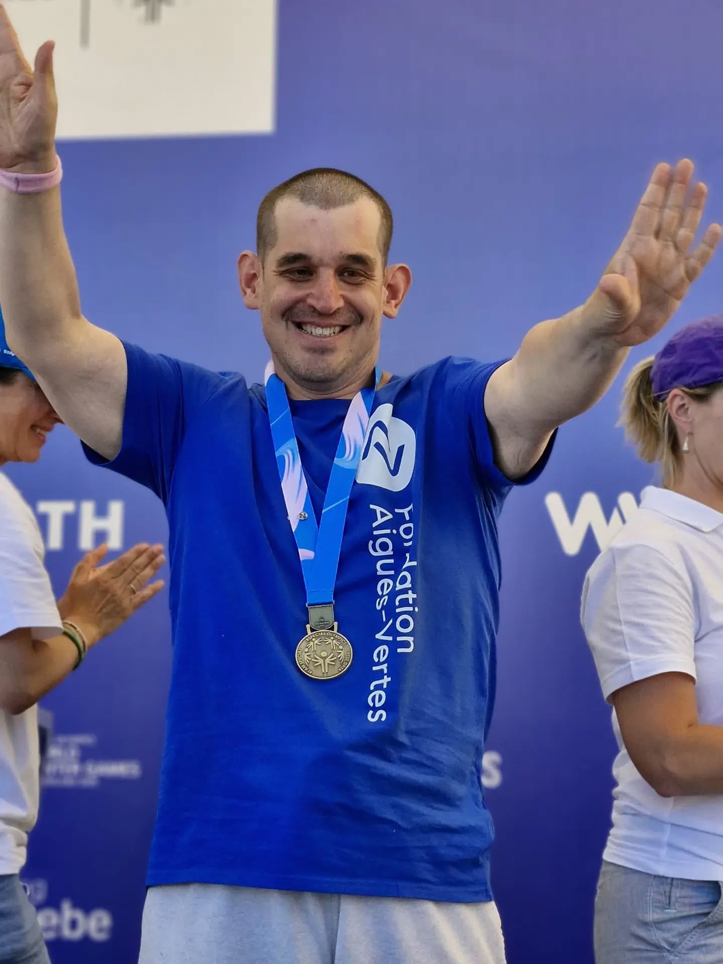 Du 26 au 31 mai, 17 résidents de la Fondation Aigues-Vertes se sont rendus à Zoug pour participer aux Jeux Nationaux Special Olympics. Le bilan est sans appel : tous repartent avec une médaille autour du cou !
Voici le détail de leurs magnifiques performances :
⚽ Football : Une médaille d'argent collective
Une magnifique deuxième place et un esprit d'équipe à toute épreuve pour :
Amir, Josué, Rémi, Luca, Sarah, Tobby, Emilio, Arnold, Steve et Eddy.
🚴 Cyclisme : Du podium et du courage
Trois podiums décrochés par William et Steven. Un immense bravo à Steven qui, malgré une grosse chute lors de sa deuxième course, a fait preuve d'un courage extraordinaire pour aller jusqu'au bout.
🏃 Athlétisme : La pluie de médailles
5 médailles individuelles et collectives pour Sandro, Yvan, Hélène, Séverine et Bedhiran. Le point d'orgue de leur week-end ? Une victoire éclatante au relais en toute fin de compétition, clôturant l'événement en apothéose.
Comme toujours avec les Jeux Nationaux, le partage, l'inclusion et le vivre-ensemble auront été au cœur de ce week-end inoubliable.
Un immense merci aux accompagnants d'avoir permis aux résidents d'Aigues-Vertes de vivre cette aventure sportive et humaine : Océane, Bashkim, Cédric, Remy, Sullivan et Guillaume.
Le sport, c'est exactement ça : de la joie, du courage et de la fierté !