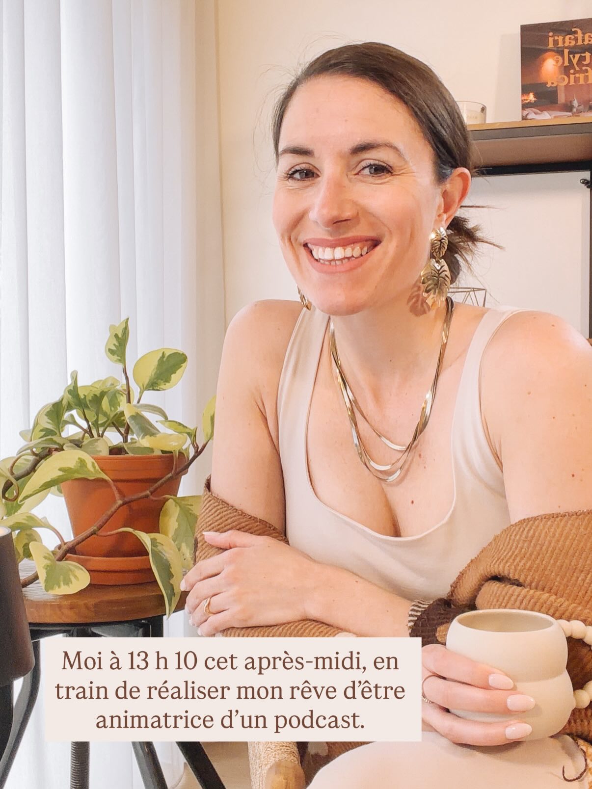 Les rêves ne se réalisent pas dans le futur. 🔮
Ils se réalisent dans les choix que vous faites aujourd’hui.
Dans les heures que personne ne voit.
Dans les décisions qui ne paraissent pas extraordinaires.
Dans les moments où vous pourriez remettre à demain… mais où vous choisissez d’avancer quand même.
22 h 22.
Je suis en pyjama.
Je suis fatiguée.
Je me trouvais pas mal plus cute cet après-midi derrière mon micro que ce soir devant mon ordi.
Et pourtant, je suis exactement en train de vivre un des moment dont je rêvais tant il y a quelques années.
Les rêves ne se construisent pas seulement dans les grands moments.
Ils se construisent surtout dans les décisions que nous prenons, dans les priorités que nous protégeons et dans la façon dont nous utilisons notre temps. 💭
Et vous, qu’avez-vous fait pour vos rêves aujourd’hui?
Bonne nuit 😘
Émilie xo