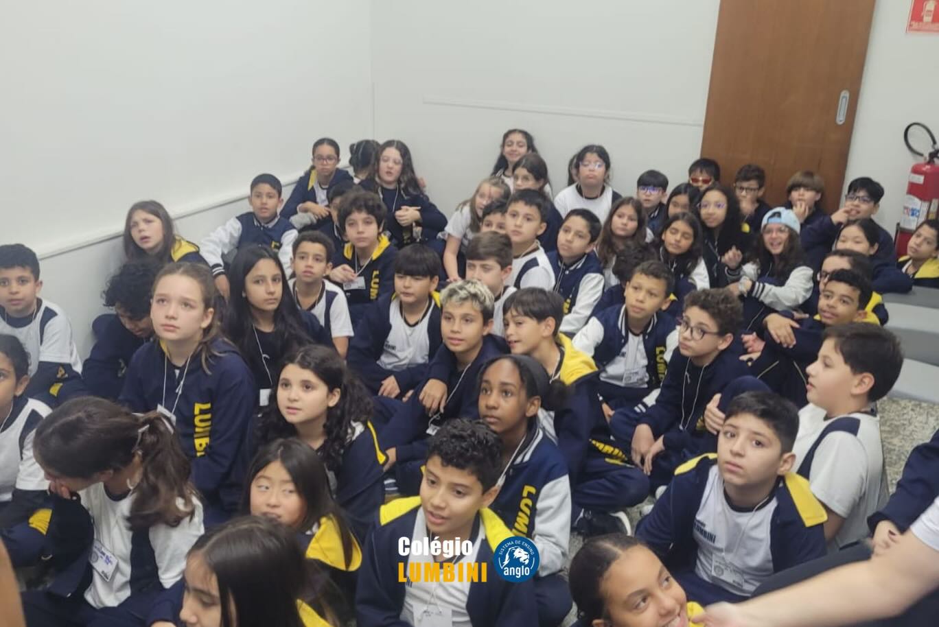 🔬 APRENDER NA PRÁTICA É AINDA MAIS ESPECIAL!
Na última semana, os alunos do 5º ano A, B e C viveram uma experiência enriquecedora durante uma visita à Editora Perdida e ao Museu Catavento, em São Paulo.
Na Editora Perdida, os estudantes puderam conhecer um pouco mais sobre o universo dos livros, a produção editorial e os bastidores que transformam histórias em obras que encantam leitores de todas as idades.
Já no Museu Catavento, exploraram espaços interativos dedicados à ciência, tecnologia, meio ambiente e inovação, despertando ainda mais a curiosidade, a criatividade e o gosto pelo conhecimento.
Momentos como esse ampliam horizontes, conectam teoria e prática e tornam o aprendizado ainda mais significativo. 💙📚