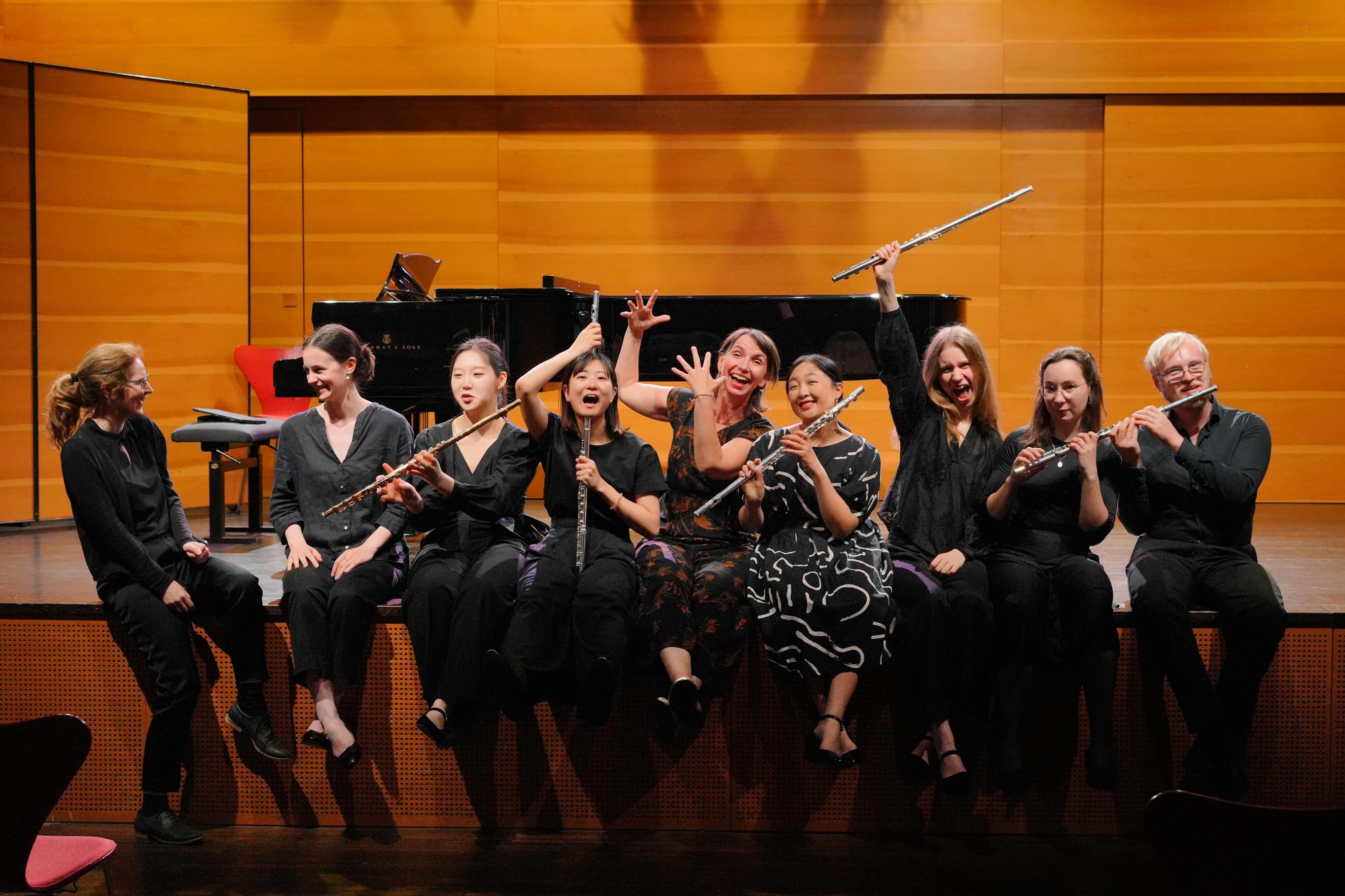 A wonderful Klassenabend in Aachen last night. Big congratulations to my fellow classmates for their fantastic performances and to the amazing Hanna Heinmaa, our amazing pianist, for playing through a marathon of a program✨☺️
It was also so nice to perform the Bozza: Jour d’été à la montagne with my lovely flute quartet @flute.juliekim1015 @jolan.kiss and Kasper Punt 🪈🫶
📷@minim.pictures