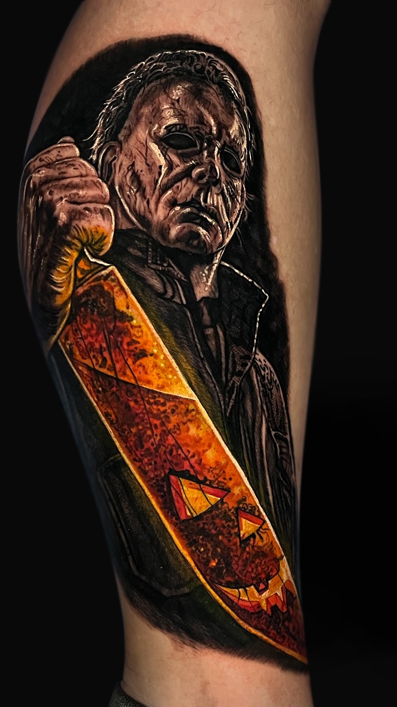 🙌 ¡Nuestro cliente regresó por otro personaje de terror!
Después de aventarse Pennywise, regresó para seguir con Michael Myers
Otro clásico del cine de terror🎃🔪 hecho por @melissareyestattoo
¿Cúal es tu personaje favorito?
💥 ¡Ven al estudio y lo armamos contigo!
📞: (33) 3827 1838
📱: (33) 2154 2538
💻 www.tatuajesdereyes.com
#tattoo #michaelmyers #halloweentattoo #horrortattoo #empireneedles
