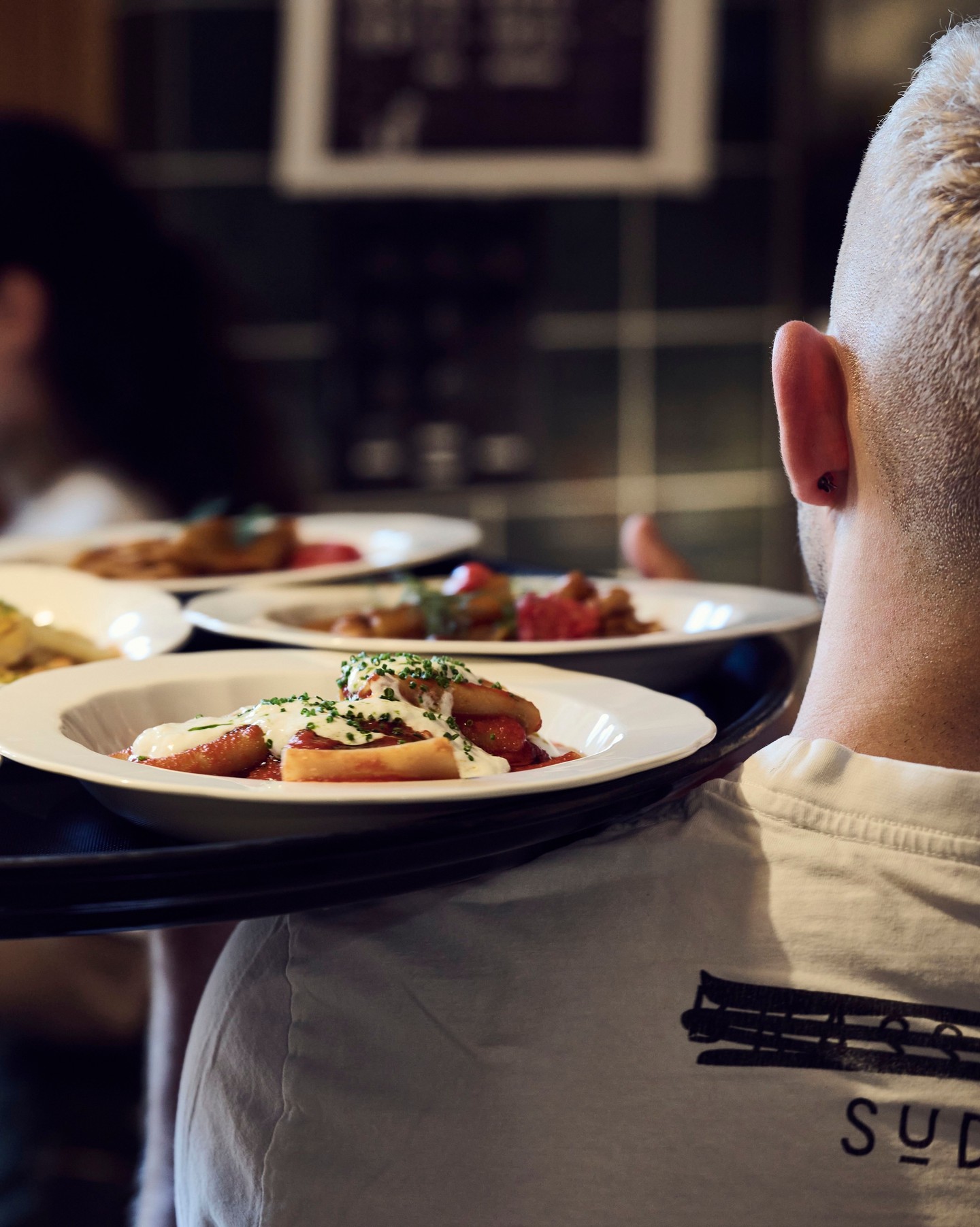 Lunch service in full swing. 🔥
Escape the summer heat—or that classic Swiss summer rain—and join us for a refreshing midday escape. Whether it’s a focused business lunch or a relaxed break, we’ve got you covered in a cool and calm atmosphere right at the Zürich Main Station.
We’re serving up fresh plates made exclusively with the best products to fuel your afternoon.🍅 🍋
Drop by and cool down the SÜD way.🌞
