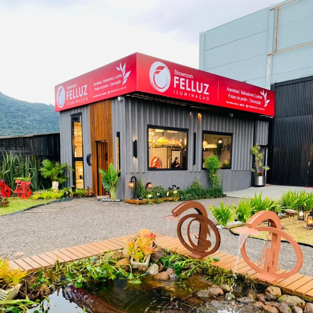 Um novo capítulo da nossa história começou ✨
Queremos agradecer, de coração, a todos que estiveram presentes na inauguração do Showroom Felluz Iluminação.
Há mais de 25 anos, a Felluz transforma projetos em realidade através da fabricação própria de luminárias, levando qualidade, inovação e personalidade para inúmeros ambientes. E agora, com muito orgulho, damos mais um passo importante em nossa trajetória: a inauguração do nosso showroom.
Este novo espaço foi criado para proporcionar uma experiência completa, onde arquitetos, designers, clientes e parceiros poderão conhecer de perto nossas soluções e descobrir um novo conceito em iluminação para Osório e toda a região.
Cada pessoa que esteve conosco neste momento especial fez parte desta conquista. Ver o showroom cheio de amigos, clientes, parceiros e pessoas que acreditam em nosso trabalho tornou este dia ainda mais emocionante.
Nossa gratidão por cada visita, cada conversa, cada palavra de carinho e incentivo. Vocês são parte fundamental desta história construída com dedicação, trabalho e paixão ao longo de mais de duas décadas.
Seguimos iluminando ambientes, realizando sonhos e agora ainda mais próximos de vocês.
Muito obrigado por fazerem parte deste momento tão especial.
💡 Felluz Iluminação
Há 25 anos fabricando luz, inovação e confiança.
Agora também com um showroom pensado para inspirar você.