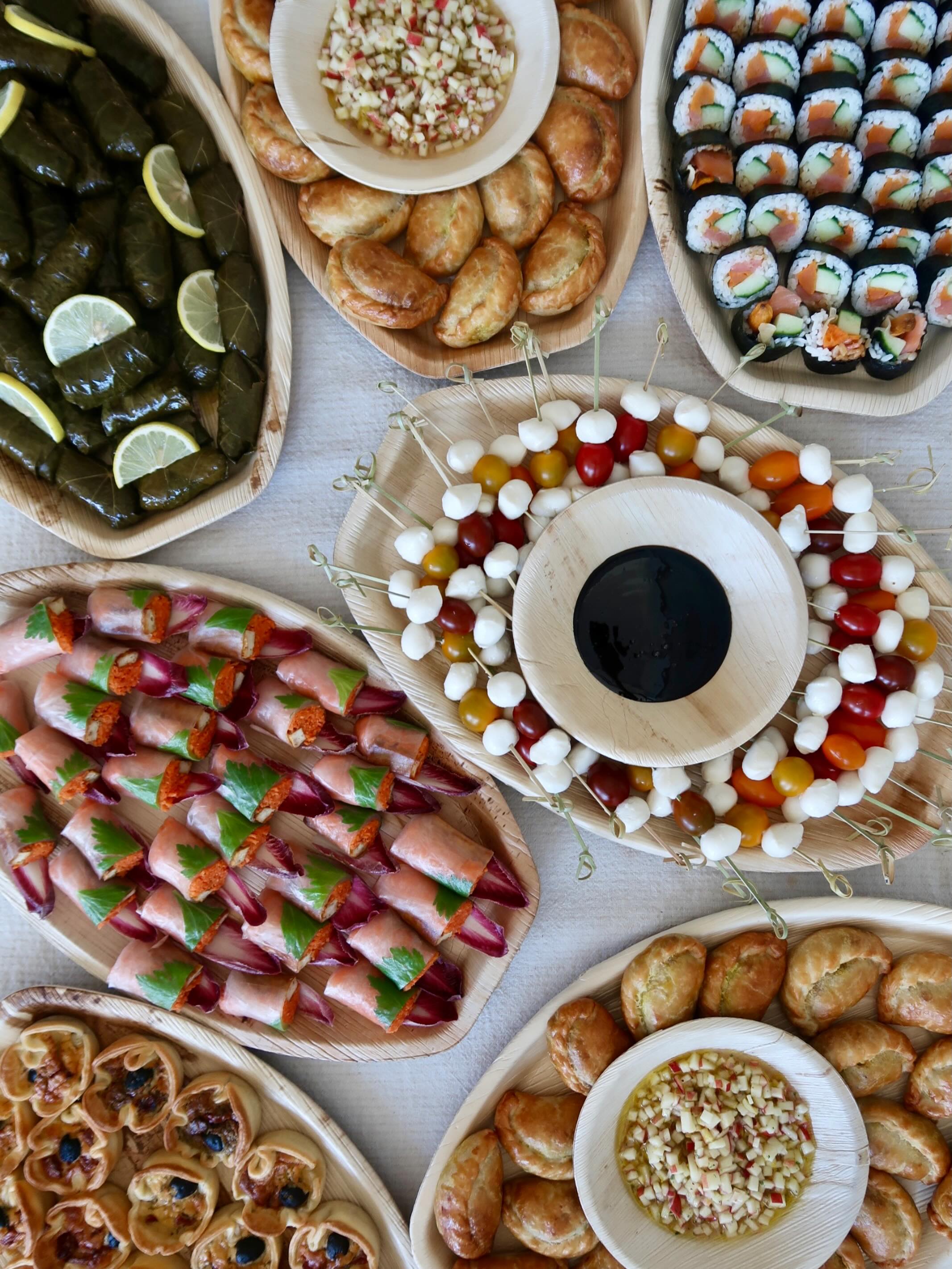 Simple & TASTY ! 💥
1. Deux trois échanges de mails
2. Livraison sur plateaux compostables
3. Dégustation !
Personnalisation du menu : végétalien, végétarien, flexitarien, sans gluten, sans lactose. Bouchées au choix selon le budget.