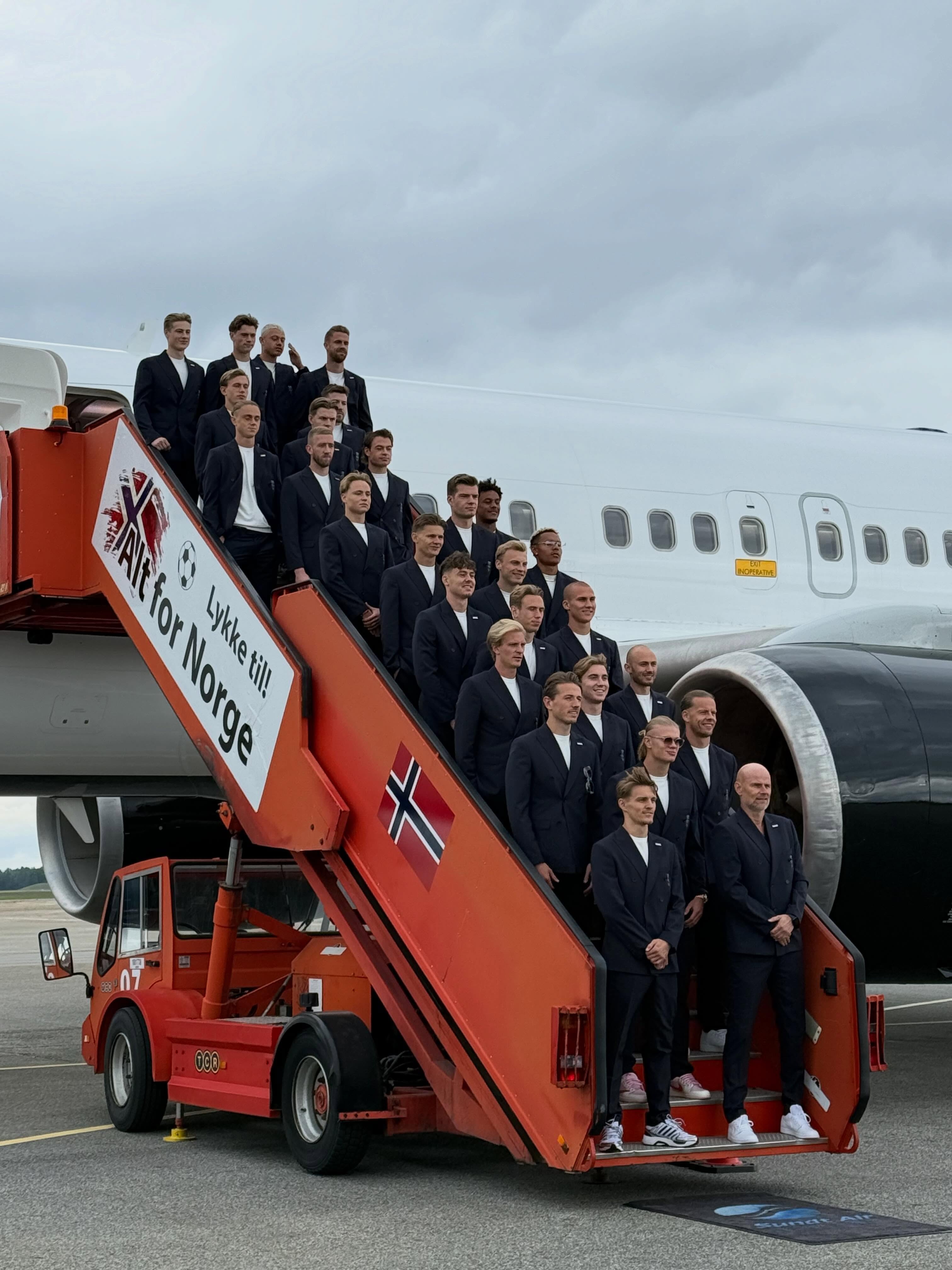 We proudly sent our best men to this year’s championship in the US. Good luck 🇳🇴⚽️🇺🇸 @herrelandslaget #letsgo #sundtair #sundtairexecutivehandling