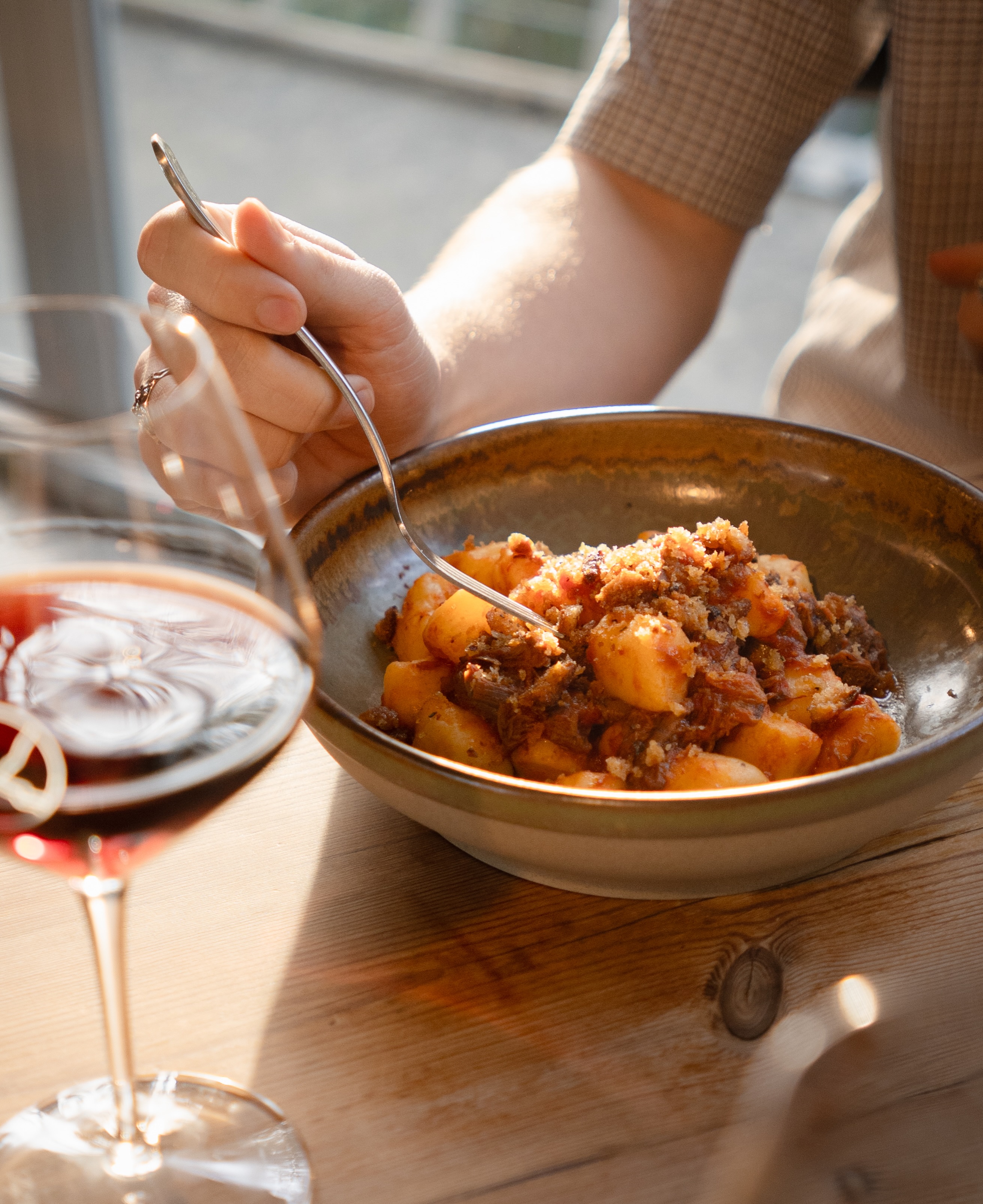 Spotlighting the hearty pasta dishes on our current menu 🍂
🍁 Potato gnocchi, slow-cooked beef shin, pangrattato
🦀 Egg fettuccine, blue swimmer crab, prawn bisque, fennel
🍄🟫 Cavatelli, mushroom ragù, truffle butter, pecorino
Pair them with a glass of wine and settle in for a long lunch or dinner at the Enoteca.