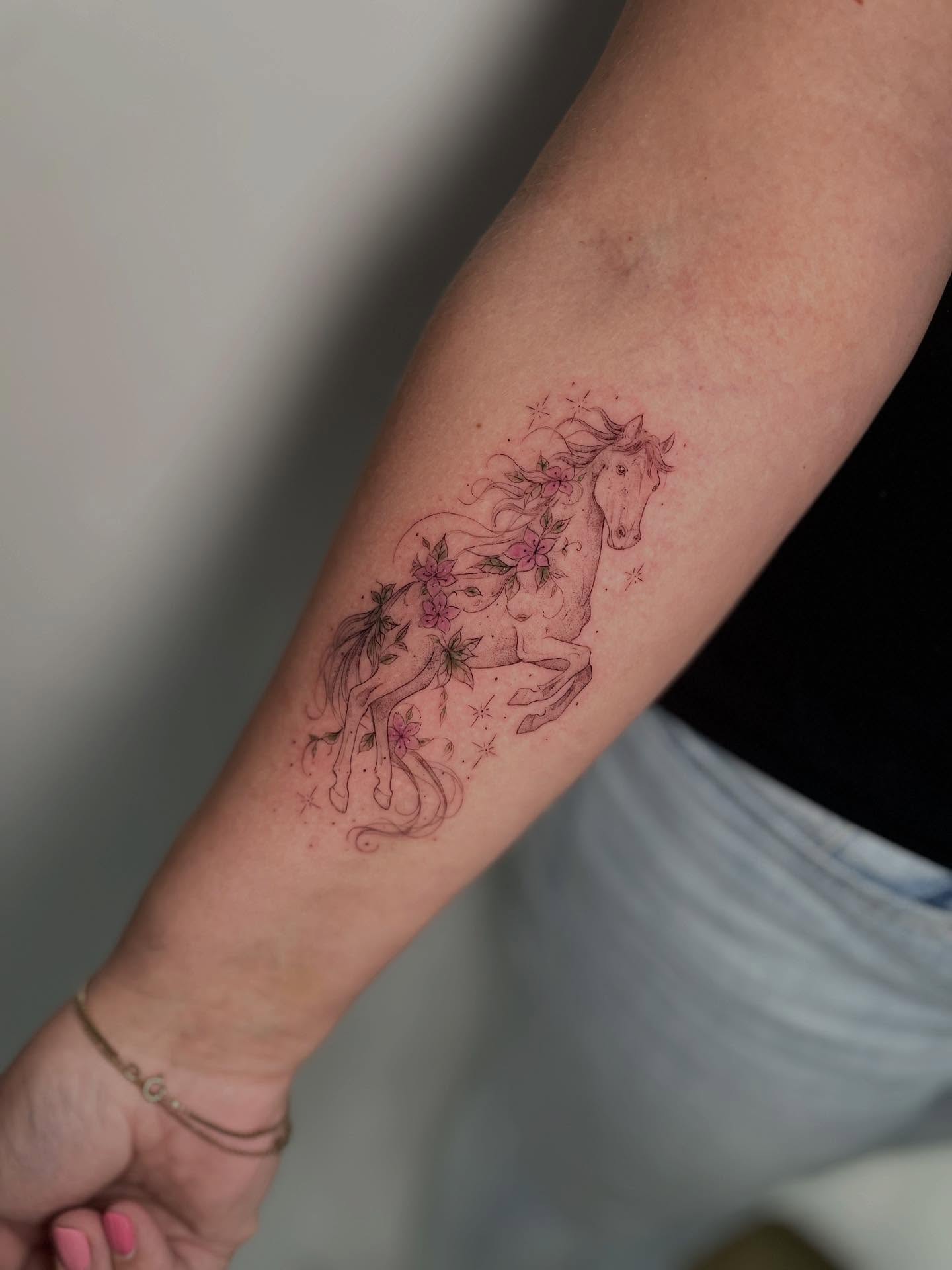 Minuetta doing her magic ✨
@minuetta.ttt
#copenhagentattoo #horestattoo #københavntatovør #fairytattoos #pinktattoo