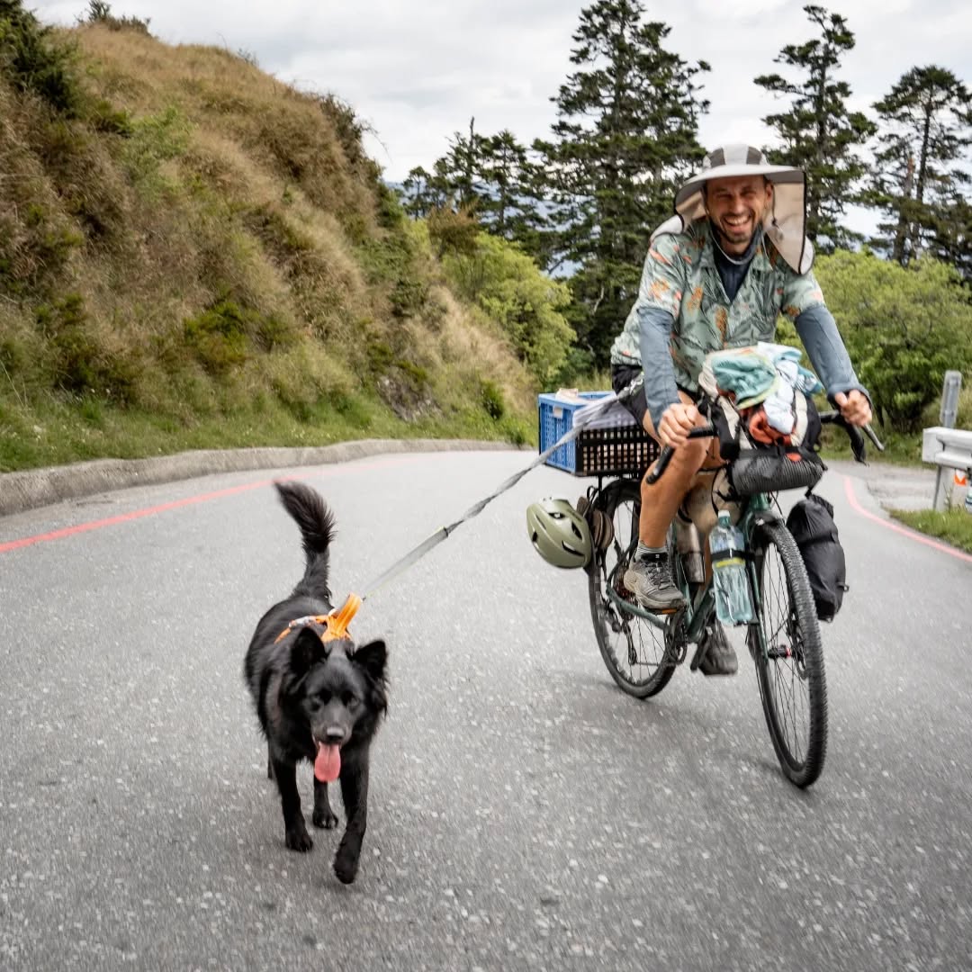 Sur les routes les plus hautes de Taïwan — 7 jours dans la roue de Tony
Certaines rencontres changent discrètement le cours d’une vie.
Tony fait partie de celles-là. Bien avant mon départ, il était déjà sur la route. Un rêveur acharné, de ceux qui transforment leurs idées en réalité. L'une des premières personnes à m'avoir montré qu'il existait mille façons d'inventer sa propre aventure, loin des trajectoires toutes tracées. Je crois sincèrement que mon voyage n'aurait pas été le même sans son inspiration.
Son parcours lui ressemble : singulier, passionné, profondément libre. Il est parti de France un an avant moi sur un vélo en bambou conçu et fabriqué de ses propres mains. Deux ans plus tard, au Cambodge, il fonde @soben.bamboo et poursuit cette même quête entre artisanat, ingénierie en développant ses propres cadres de vélo en composite de bambou.
Car le voyage à vélo n'est pas une parenthèse. Ni même une destination. C'est parfois le point de départ d'une autre manière de vivre.
Cela fait bientôt dix ans que nos chemins se croisent sans jamais vraiment se rejoindre. Cette fois, nos trajectoires se sont enfin alignées.
Maintenant qu'il vit à Taïwan, Tony a décidé de me faire découvrir les routes qu'il aime le plus. Et surtout la plus haute du pays : plus de 3 200 mètres d'altitude, dans les nuages, au-dessus de la mer.
Sept jours ensemble. Plus de 6 000 mètres de dénivelé positif. Autant de sueur que de douceur.
Et la joie immense de partager enfin un bout de route avec quelqu'un qui, sans le savoir, pédalait déjà quelque part dans les premières pages de cette aventure.
Merci Tony.
Et merci à Oudi, petite boule de poils installée sur le porte-bagages, pour avoir rendu les côtes un peu moins raides 🐶
👇 English in comment