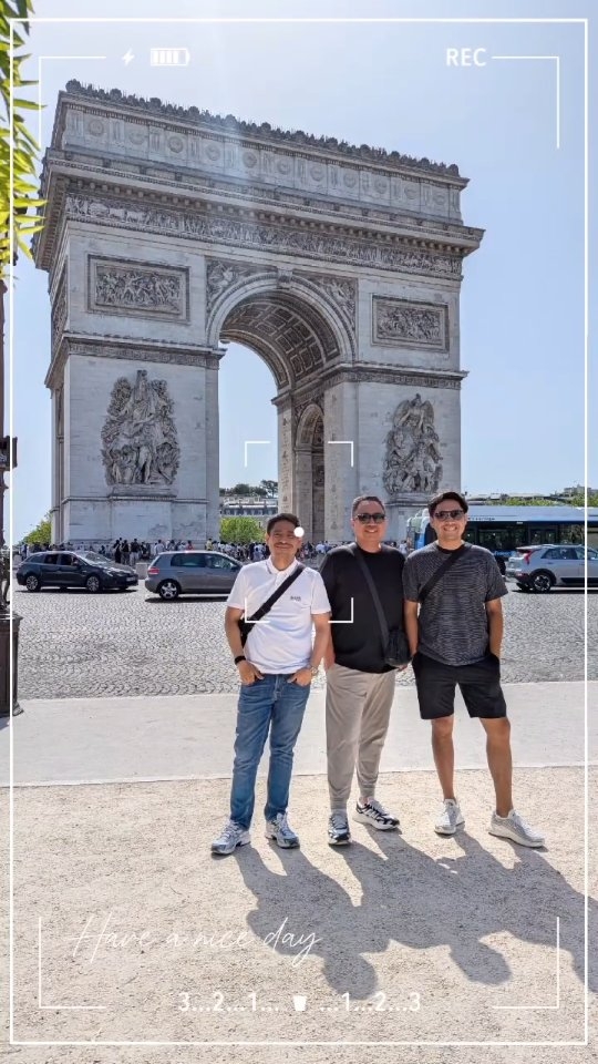 𝗣𝗮𝗿𝗶𝘀𝗧𝗮𝘆𝗼𝗧𝗼𝘂𝗿𝘀: The 3 K brothers with their wifeys. We explored Montmartre and a little bit of Le Marais with some chikahan.🥰
Thank you to the Lachica family for making me a part of their family's trip to Paris.😘
#paristayotours #paristourguide #parisforpinoys #paris #pinoyprivatetourparis