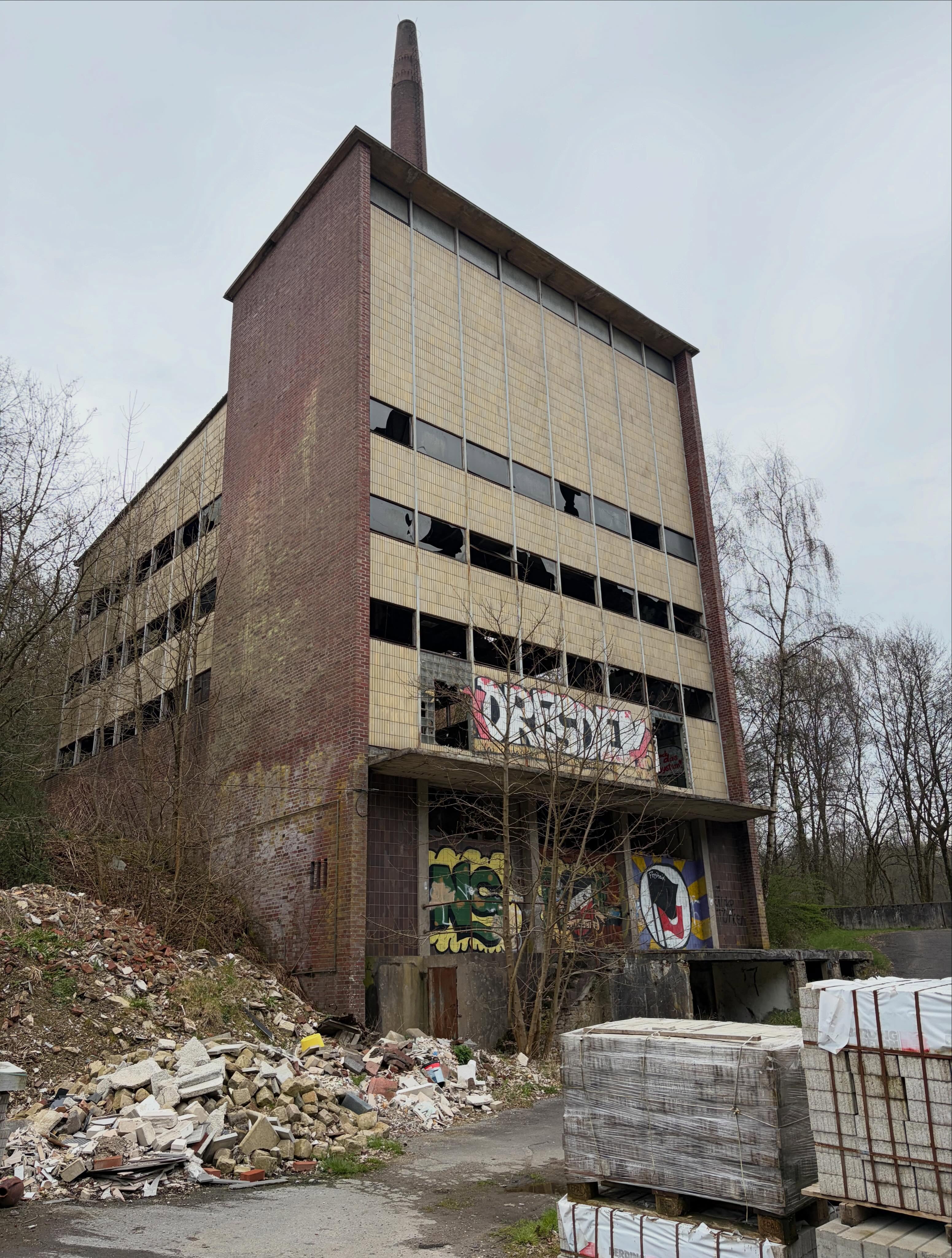 🏭 Vom verlassenen Heizhaus zum spektakulären Wahrzeichen von The Fabric
Was heute noch wie ein Lost Place aussieht, wird schon bald eines der Highlights unseres Denkmalprojekts The Fabric in Radevormwald.
Direkt am Stausee gelegen, bildet das historische Heizhaus den Abschluss des gesamten Areals. Im Erdgeschoss entsteht ein Café mit Restaurant. Von dort fährt ein gläserner Aufzug bis auf das Dach – zur Rooftop-Bar mit Blick über das Wasser und das gesamte Fabrikensemble.
Das Besondere: Der vordere Gebäudeteil bleibt als offene Einheit erhalten. Der historische Heizkessel wird in das Konzept integriert, sodass man später über vier Etagen hinweg vom Dach bis ins Restaurant blicken kann. Industriegeschichte zum Anfassen.
Im hinteren Gebäudeteil entstehen zusätzlich vier hochwertige Ferienwohnungen für Besucher und Gäste des Areals.
Für Kapitalanleger bietet The Fabric darüber hinaus außergewöhnliche Vorteile: hohe Denkmalabschreibung, attraktive KfW-Förderung und ein Konzept, das es so kein zweites Mal gibt.
Ich freue mich schon darauf, in ein paar Jahren das Vorher-Nachher-Foto daneben zu stellen.
Wer mehr über The Fabric erfahren möchte, darf sich gerne bei mir melden.
#TheFabric #Denkmalimmobilien #Radevormwald #Industriekultur #DenkmalAfA KfWFörderung RooftopBar Immobilieninvestment LostPlace Denkmalschutz 🏭
