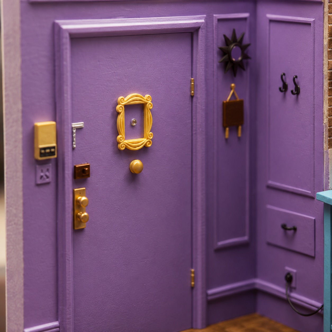 Swipe for tiny kitchen chaos, purple-door glory, and one very suspicious “Transponster?” note hiding in the details. Could this miniature Monica’s kitchen be any cozier? Full blog post coming soon—set lore, easter eggs, and kitbash tips included.
#smallworldminiatures #miniature #miniaturediorama #FriendsInspired #dollhouseminiatures #tinythings #miniatureart