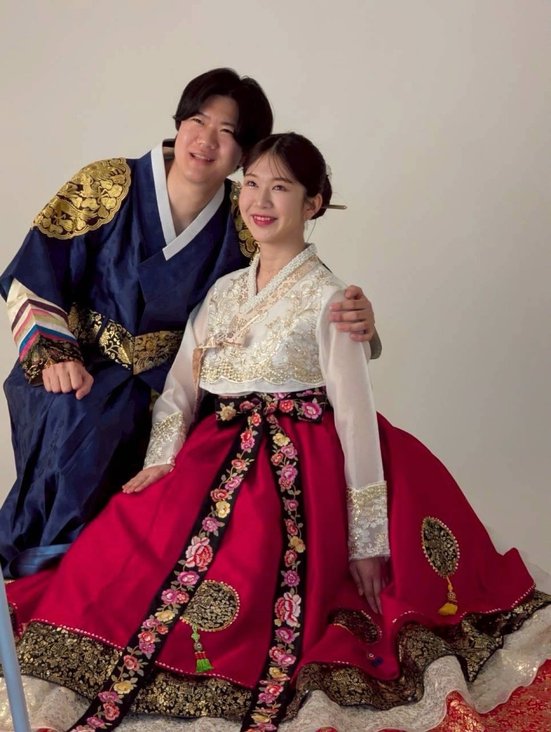 撮影後のオフショット写真💓
お客様より素敵なお写真をいただきました❣️
ありがとうございます😊
✨フォトウェディング✨
一度きりの記念写真アルバム
思い出づくりをお手伝い致します🩷
ご希望のお衣裝・アルバム・撮影方法をお伝えいただき、ご相談の上
撮影日をお決め頂くことをお勧め致します。
沢山のプランをご用意しており
プランにより撮影方法・撮影時間・カット数・料金も変わります。
下見の際も来店予約をお願いします❣️
(⚠️観光客様向けの体験撮影プランと、街ブラプランの衣装の下見はできません。ご予約当日にお決めください)
スタジオ撮影・ロケーション撮影・韓服レンタル・オーダー・下見・アルバムのお問い合わせ、ご予約はDM又はお電話で
06-6971-1262
お気軽にどうぞ😊
定休日水曜日
#ブライダル撮影チョゴリ
#家族写真チョゴリ
#チョゴリレンタル
#結婚式韓服
#ウェディングフォト