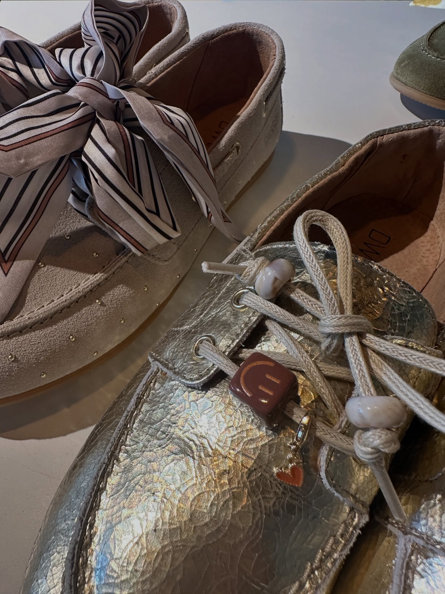 Pimp-your-shoe-saturday 🐟🩷💎🎀
Pimp je bootschoentjes zaterdag 6 juni van 10-18u 🤩
Gratis bij aankoop vanaf €100
Jullie kunnen ook proeven van Nele haar heerlijke matcha’s 🥰
#pimpyourshoes #boatshoes #ontrend #goodmoodstore #shoppingbrugge