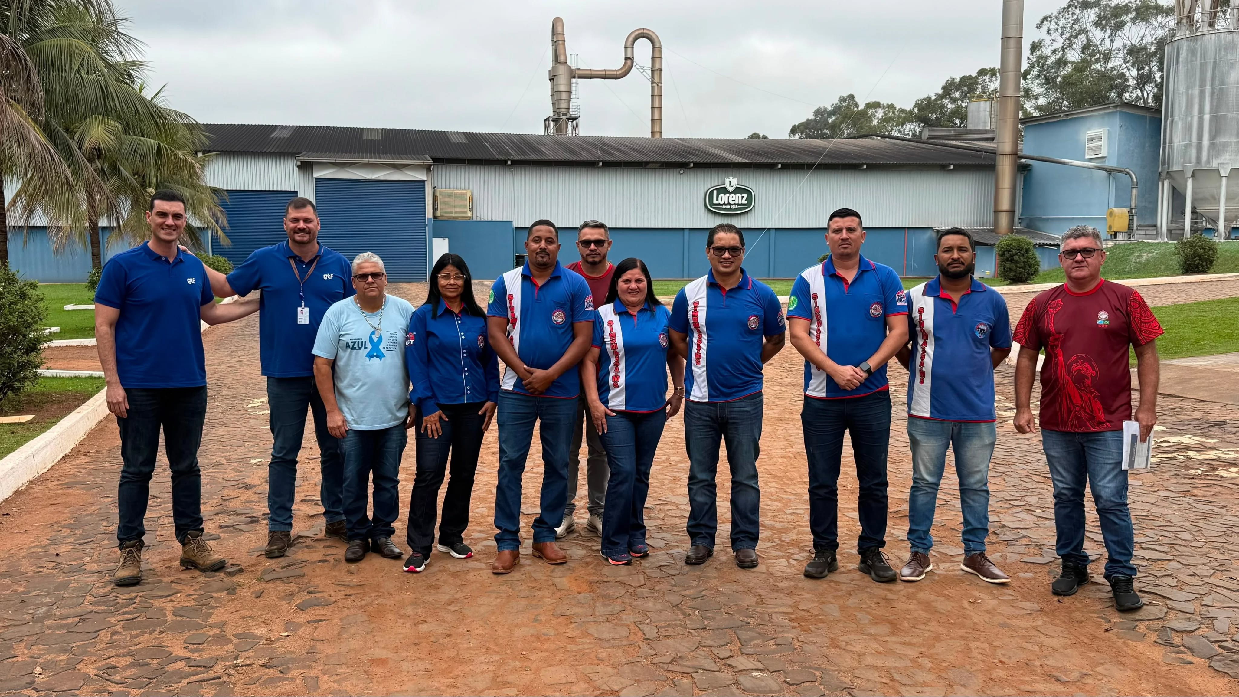 🚨 GIRO DE NOTÍCIAS SINDMASSA EM UM MINUTO 🚨
Atenção, trabalhadores da unidade de Mundo Novo! 🗣️
O SINDMASSA-MS realizou uma importante reunião de negociação do Acordo Coletivo de Trabalho.
Apresentamos pautas fundamentais para a valorização de todos. Confira nossas principais reivindicações:
💰 Piso salarial: R$ 2.100,00
🛒 Cartão alimentação: R$ 540,00
🏥 Saúde: Implantação de plano de assistência médica
🤝 Garantias: Manutenção e ampliação das cláusulas sociais já conquistadas
O debate foi respeitoso e focado nos impactos econômicos e sociais.
A luta não para por aqui: na próxima quarta-feira, teremos uma nova rodada de negociações para garantir os melhores interesses da categoria!
Seguimos firmes e acompanhando tudo de perto.
Fiquem ligados! 💪
#SindmassaMS #GiroDeNoticias #MundoNovoMS #DireitosTrabalhistas #AcordoColetivo SindicatoForte ValorizacaoDoTrabalhador LutaSindical Informacao