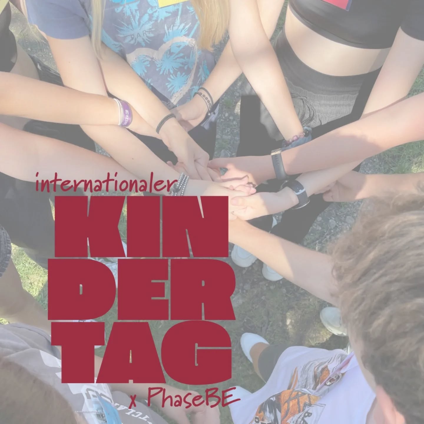 “Wenn ich groß bin, will ich Baggerfahrerin werden – oder Ärztin, oder Prinzessin.“ 👑✨
Kinderträume und Selbstsicherheit schwinden im Dschungel aus Erwartungen, Möglichkeiten und Hürden bei Jugendlichen schnell. Oft bestimmen dann Misserfolgserwartungen, familiäre Prägungen oder das direkte Umfeld den Weg – und manchmal bewegt man sich dann lieber gar nicht mehr, als vielleicht falsch.
Wir sind wahnsinnig stolz auf jede:n Jugendliche:n, der/die den Mut aufbringt, sich mit uns in Bewegung zu setzen! 🚀
Egal, wie verschieden die Wege danach sind: Für unsere Jugendlichen bleiben wir ein dauerhafter, sicherer Ankerpunkt. ⚓️
Ein riesiges Dankeschön an alle Teamer:innen, Förderpartner und Menschen, die diese Idee gemeinsam mit uns Realität werden lassen! 🙏💛
Anlässlich des internationalen Kindertages am 1. Juni informieren wir gemeinsam mit @lern.fair @chancenwerk , @we.dare2care @mein_klub darüber, wie wir Kinder und Jugendliche in ihrem Alltag unterstützen. Jedes Kind hat ein Recht auf Hilfe - deswegen machen wir den Unterschied.
#HilfemachtdenUnterschied #kindertag #motivierenstärkenorientieren