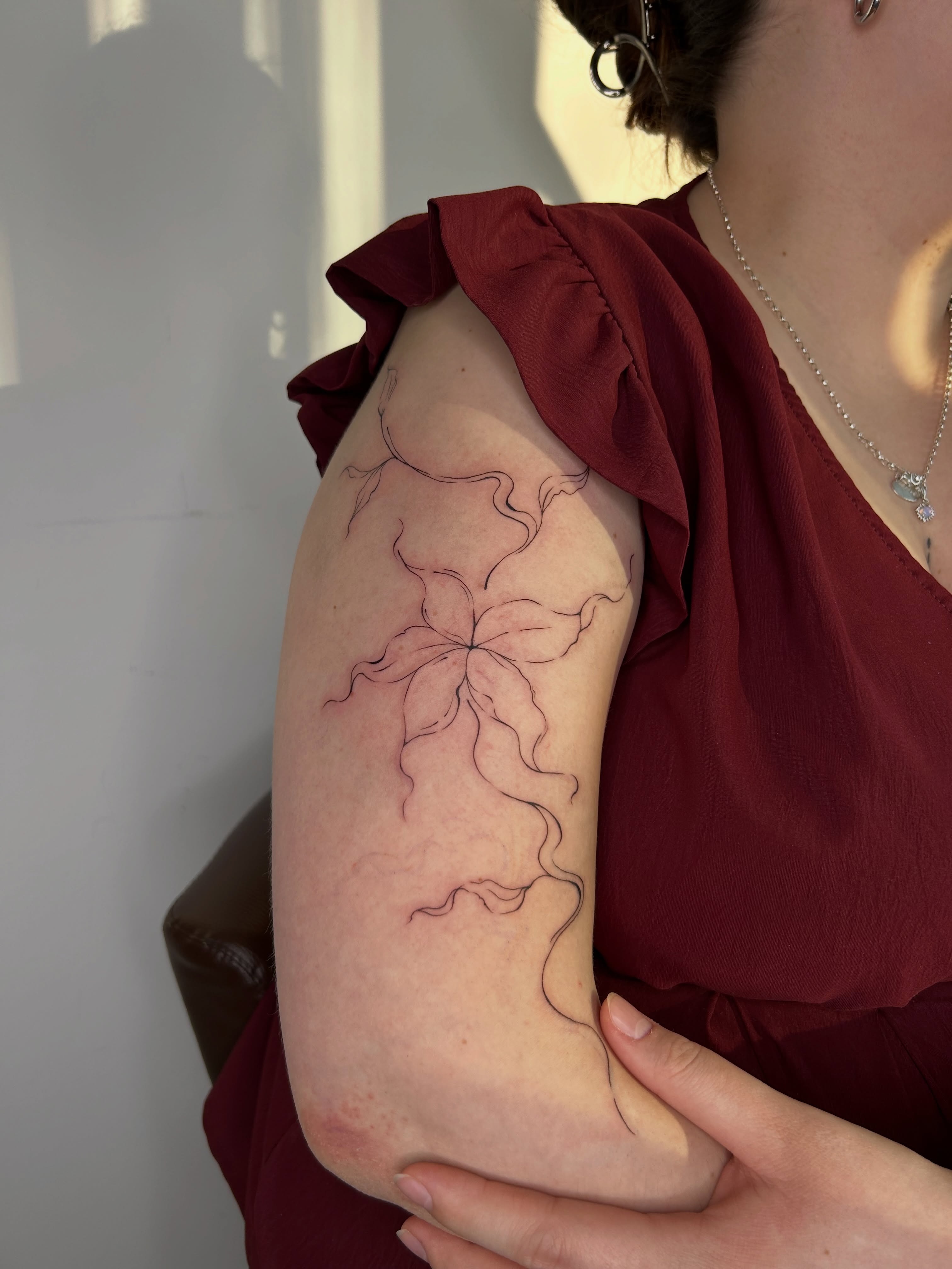 durfte diese wundervolle Freehand-Blume auf den Arm von L. stechen🌸✨ können wir bitte mal darüber reden wie cuteeeee das Motiv ist 🤭
#tattoo #freehand #flowertattoo #tattoosdarmstadt #wilmatattoos