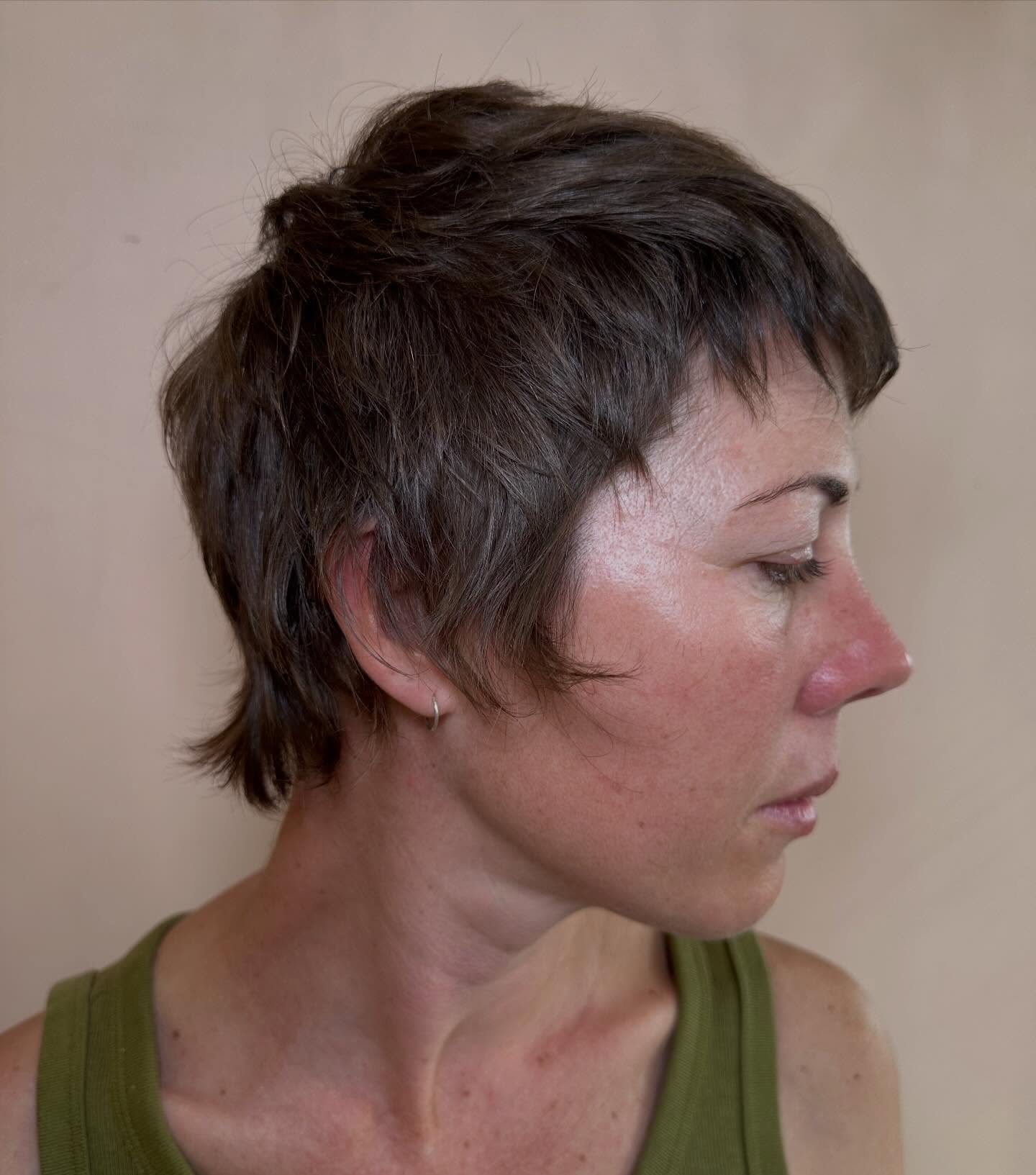 “Growing out a head shave doesn’t have to be boring. ✂️ Let’s embrace the awkward stages and turn them into a style statement.”
•
•
•
☎️ 90410143
📧 kennyandthesunshinegirls@gmail.com
📍location: 113 Errol st North Melbourne
🕒 closed Sunday
#kennyandthesunshinegirls #hair #hairstyle #haircut #haircolour hairgoal melbournehairdresser northmelbourne hairsalon melbournehairsalon
•
•
•
Hair Poppy