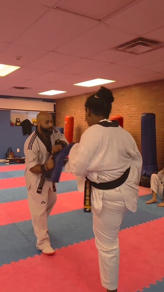 Having fun with the teens
#secaucusmartialarts #secaucus #taekwondo #kicks