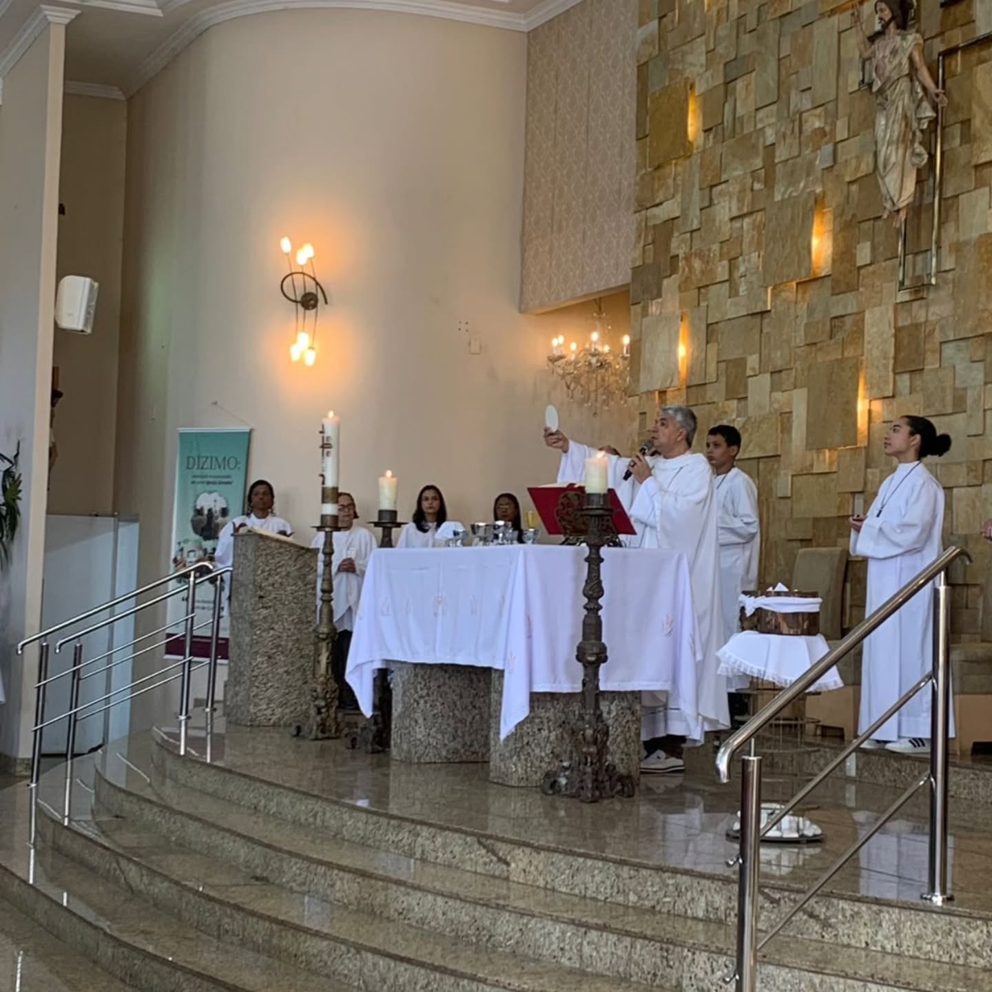 Hoje, nossa Igreja está em festa! Dia da Solenidade de Corpus Christi, em que celebramos a presença real de Jesus Cristo na Eucaristia, reforçando o sacrifício da cruz e a instituição desse sacramento na Última Ceia, foi também realizada a Primeira Comunhão Eucarística das crianças que se prepararam nos últimos anos na Catequese.
Que a nossa fé seja fortalecida pelo amor do Pai, confiantes nas Palavras de Jesus: "Quem come a minha carne e bebe o meu sangue tem a vida eterna e eu o ressuscitarei no último dia".