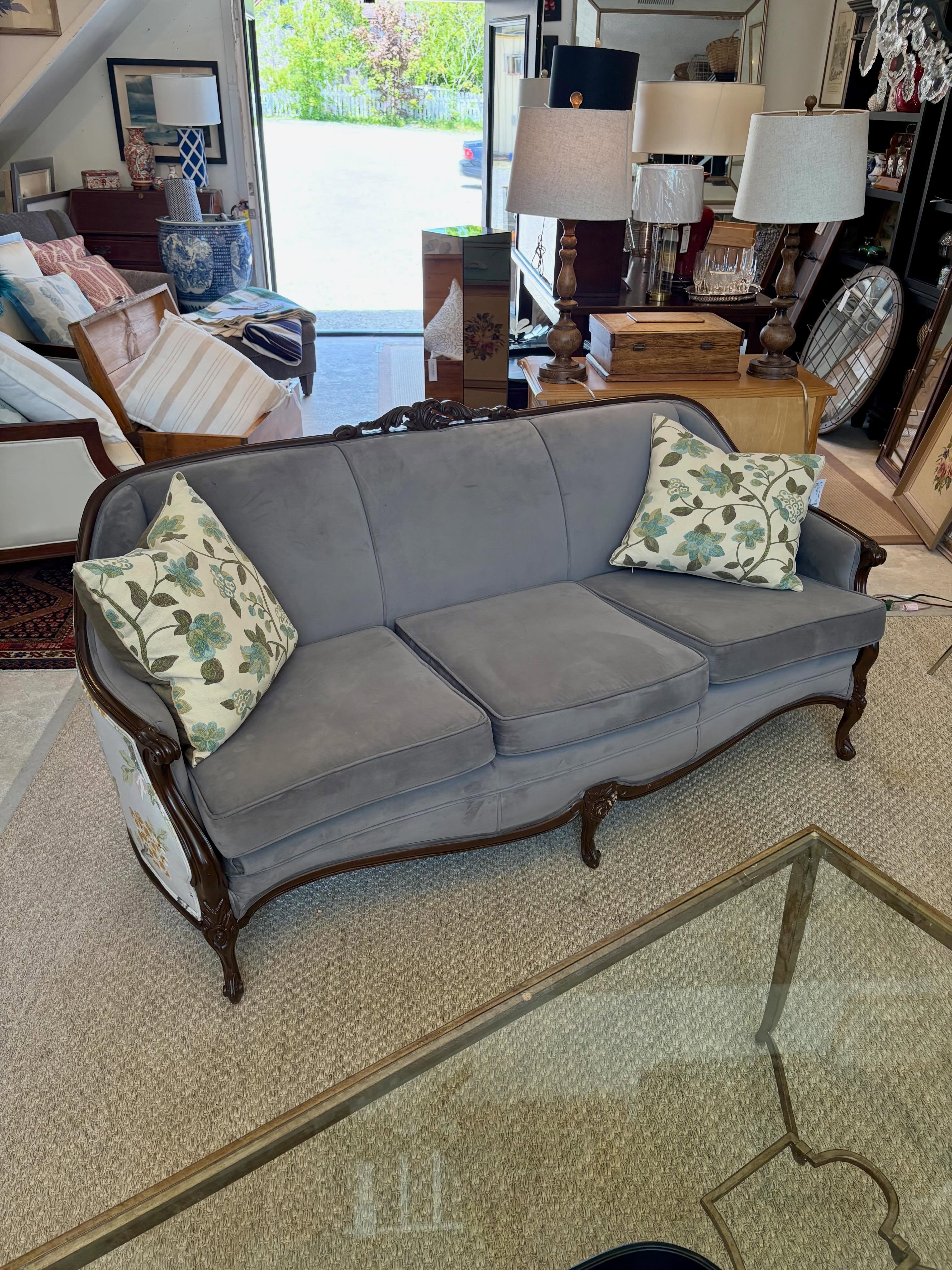DEAL OF THE DAY!! This gorgeous refinished antique sofa has just been reduced to $495 from $795. Swipe to see the stunning back done in birds & florals. Get her before she’s gone!
#lovedyoumadlythornbury #consignmentboutique #furnitureconsignment #antiquehomedecor #thornburyontario