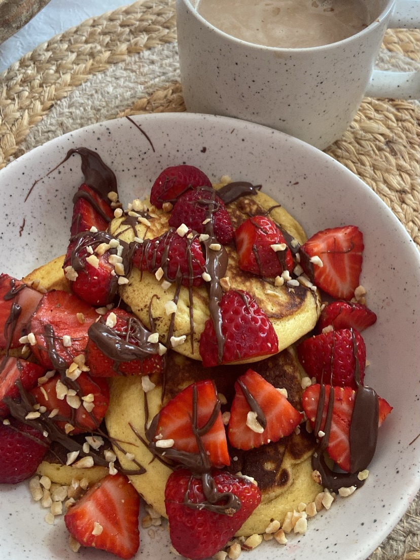 🥞 Pancakes du mercredi avec Kais 💕
RECETTE CLASSIQUE (4 pancakes)
1 œuf (monte le blanc en neige)
65 g de farine
1/2 sachet de sucre vanillé
1 c. à café de levure
1 c. à café de sucre
1 pincée de sel
VERSION ANTI-INFLAMMATOIRE
1 œuf (monte le blanc en neige)
50 g de farine de petit épeautre ou d’avoine + 15 g de poudre d’amande
1 c. à café de cannelle
1/2 c. à café de curcuma
1 pincée de poivre noir (pour optimiser l’action du curcuma)
Remplace le sucre par 1 c. à café de sirop d’érable ou supprime-le
VERSION PROTÉINEE
1 œuf (monte le blanc en neige)
40 g de farine
25 g de whey vanille ou nature
1/2 sachet de sucre vanillé
1 c. à café de levure
1 pincée de sel
Ajouter 2 à 3 cuillères à soupe de lait si la pâte est trop épaisse
Team pancakes classiques, anti-inflammatoires ou protéinés ? 👇