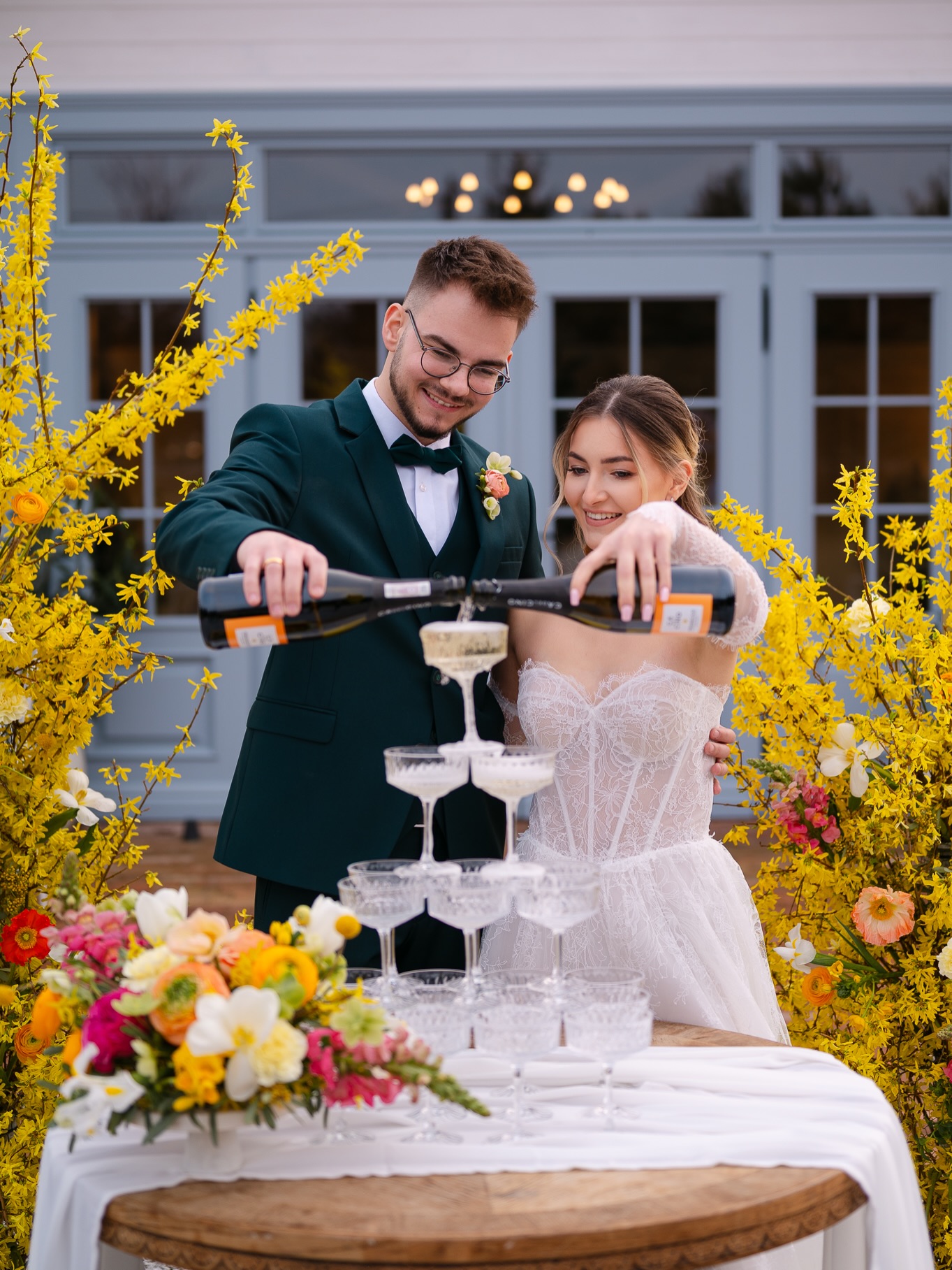 🥂 Champagne tower to jeden z tych elementów wesela, który łączy elegancję z wyjątkowymi emocjami. To nie tylko efektowny sposób na wspólny toast, ale także chwila, która przyciąga uwagę gości i tworzy niezapomnianą atmosferę.
Piękne kadry, radość bliskich i odrobina luksusu sprawiają, że ten moment na długo pozostaje w pamięci. Czasem to właśnie takie detale nadają przyjęciu wyjątkowy charakter i sprawiają, że staje się ono naprawdę niepowtarzalne. ✨🥂
Zdjęcia @upstream_studio_photography
Miejsce @gosciniecwinnica
Dekoracje @kwietne_chwile
Suknia @cudamecyjeatelier
Fryzura @wiatremczesane
Makijaż @joannawilgus.makeup
Garnitur @twerdowsky.pl
Organizacja @dayoflove_weddingplanner
#champagnetower #slubiwesele #paramloda #pannamloda #panmlody