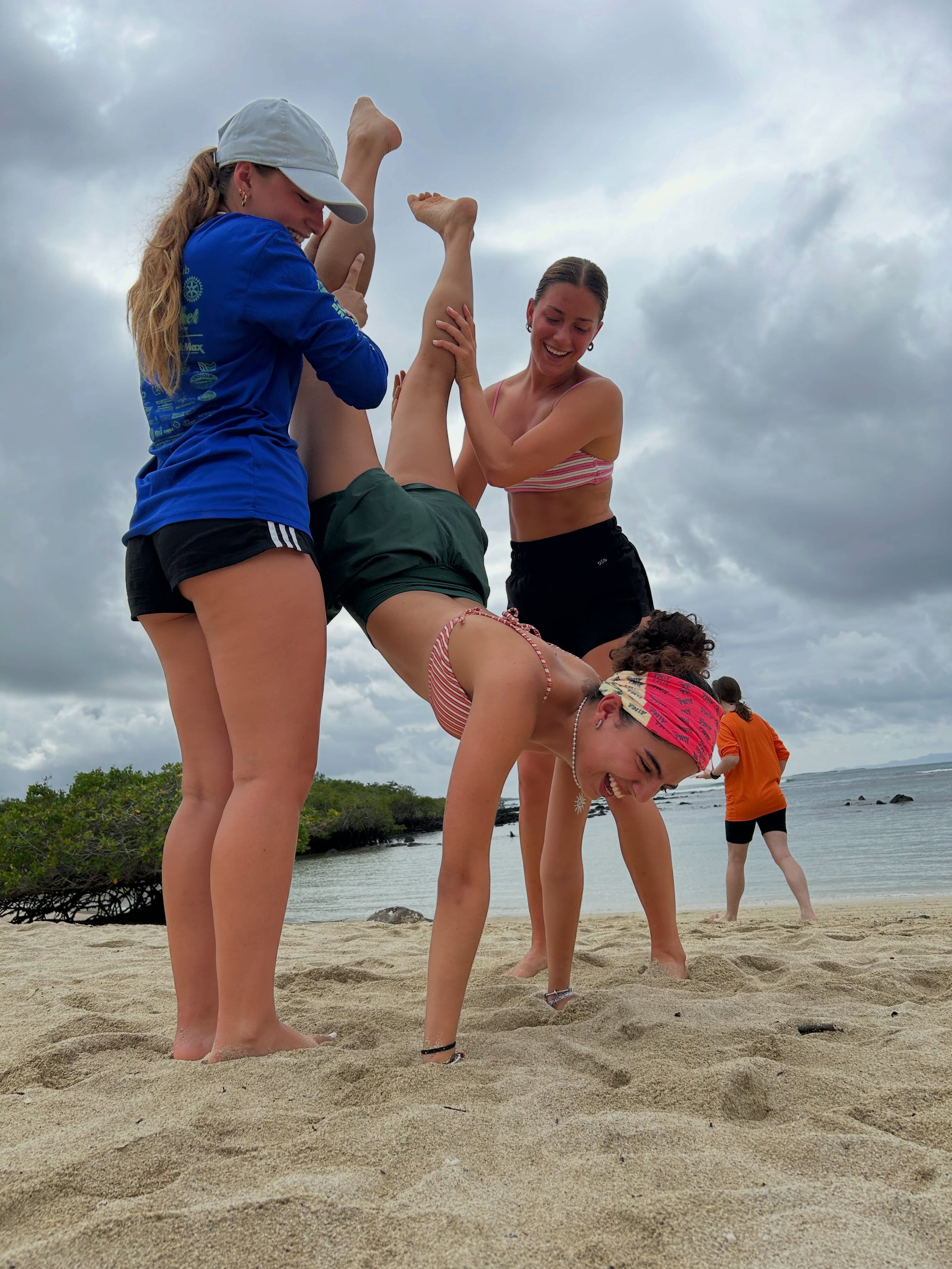 Another #snorkel morning to observe fish swimming and behavior, although student behavior was equally entertaining! Lots of fish diversity including #eels, blacktip #sharks, well camouflaged #stingrays, and even non-fish, like sea #turtles to round out the day. Tomorrow starts our adventures on a different island with lots more opportunities to observe different species. Really excited for this next phase of the course. @fauecos @fauscience @parquegalapagos @abigail.scigliano @allietrost @brileigh_rayl @sofia_jans @birdwitdaravioli michyumana @anneliesel06 @eba1yn @jo.lamaison @eerricckks @g_.vasquez @_rantiran @belu_chacon.p @Sanbiol