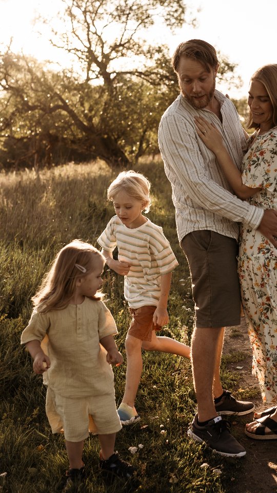 Ni får ursäkta men man kan faktiskt inte tjata om detta mycket nog. Som mamma *och hemmets fotograf 🙄* vet jag verkligen hur värdefullt det är med foton av oss allihop tillsammans. Faktiskt ovärderligt. 🤷♀️
Så jag tänkte faktiskt helt sonika bara leave you med det. Det finns några få tider kvar i sommar och höst och mitt råd är att du unnar dig en av dem. För tiden går och minnena av era skratt och kramar förtjänar att finnas bevarade! ♡ Så är det bara. 💃
#familjefotografstockholm #sommarlov #familjefotografering #mammaliv #familjefoto