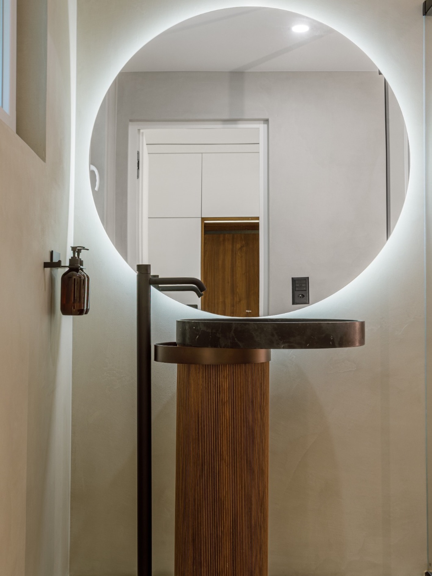 Le regard est naturellement attiré par la vasque sculpturale de chez @falperdesign, dont les lignes épurées et la pierre naturelle noire apportent caractère et élégance à l’espace. Associée à un miroir rétroéclairé aux formes organiques et à une robinetterie noire mate @gessi_official, elle devient la pièce maîtresse de la composition.
#renovation #bathroom