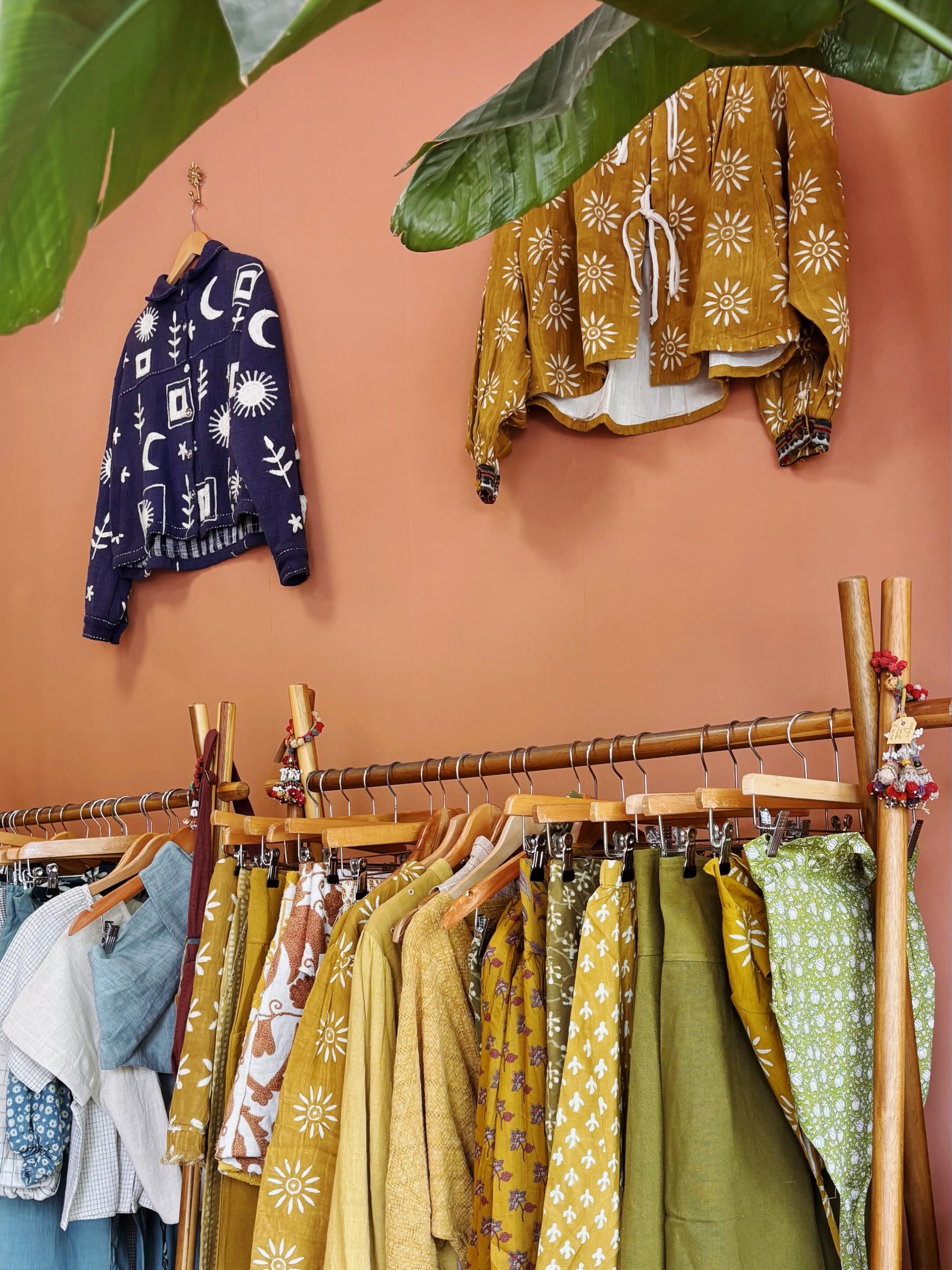 The store is filled with fresh new summer pieces and beautiful new Indian fabrics, available by the meter!
From hand block printed cottons to organic handwovens and, as always, all natural fibres. โจ
Our store is now open 6 days a week, from Tuesday to Sunday, and every Saturday morning you can also find us at the local fabric market here in Utrecht.
Iโm currently capturing all the new items and fabrics so they can be added online soon. Iโll keep you updated ๐xxx