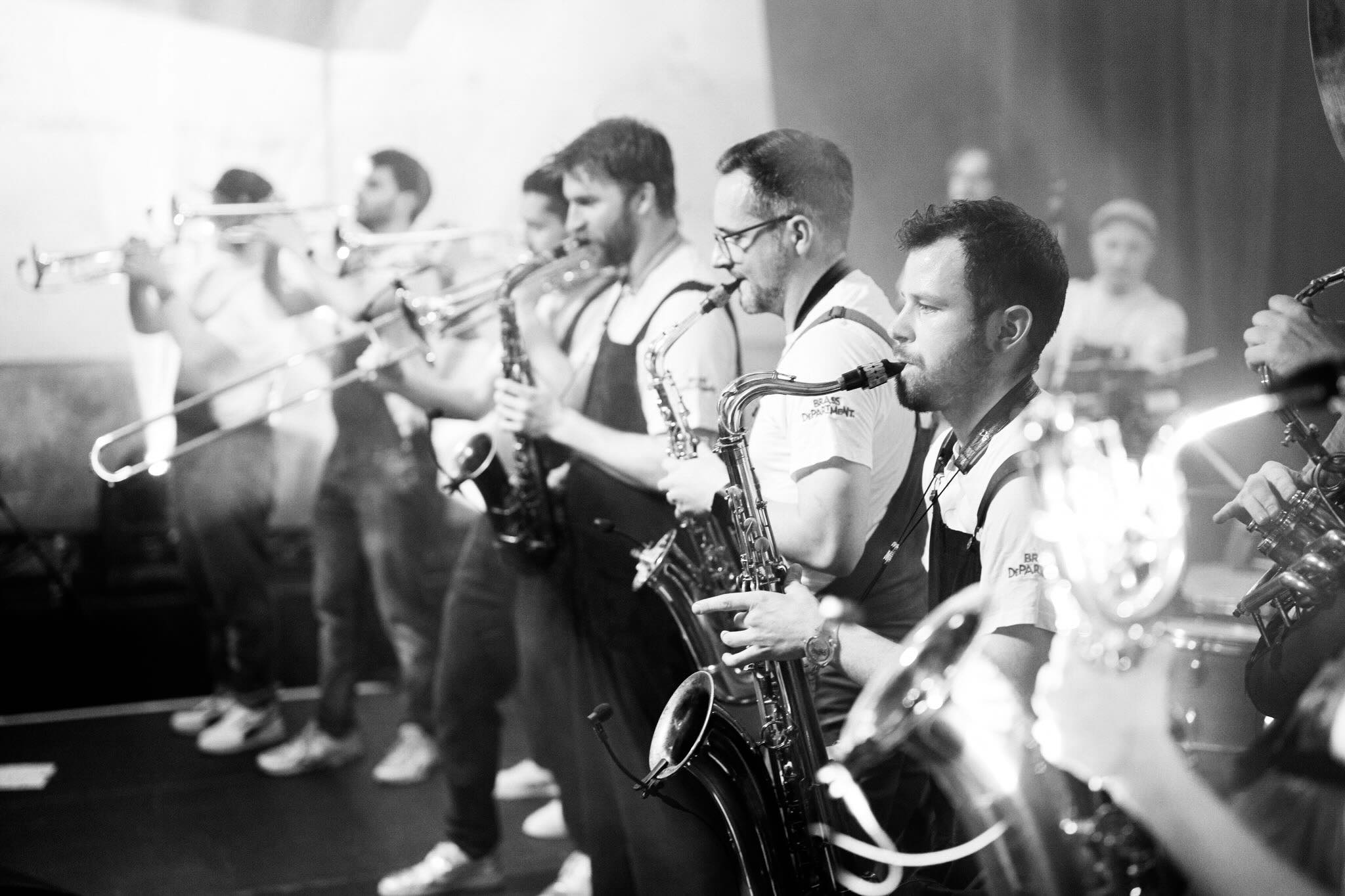*Fr. 5. Juni 2026, 20:00 Uhr, Konzert Brass Department*
Blasmusik geht auch ohne verstaubt und langweilig: Brass Department bringt frischen HipHop, Funk und Pop in frechen Arrangements auf die Bühne. Über 100 Konzerte in Deutschland, Liechtenstein, Österreich, Polen, Frankreich, Italien und der Schweiz brachte die Band 2018 bis auf die Bühne der grössten Blasmusik-Festivals in Europa. Bei ihrem Auftritt im Gasthaus Ochsen featuren sie die aufstrebende Basler Musikerin Melicious, die die Band mit ihrem Punk-Pop erweitert. Tanzbeinschwingen ist an diesem Abend garantiert!
Für ein Essen vor dem Konzert um 18.30 Uhr bitte reservieren.
Tickets gibts für CHF 30.– via Eventfrog.ch im Vorverkauf oder an der Abendkasse (Barzahlung & Twint).
Vorverkauf: https://eventfrog.ch/de/p/konzerte/blasmusik/konzert-brass-department-7458471848612760591.html
#ochsenmachtglücklich #ochsenoltingen #brassdepartment @brassdepartment