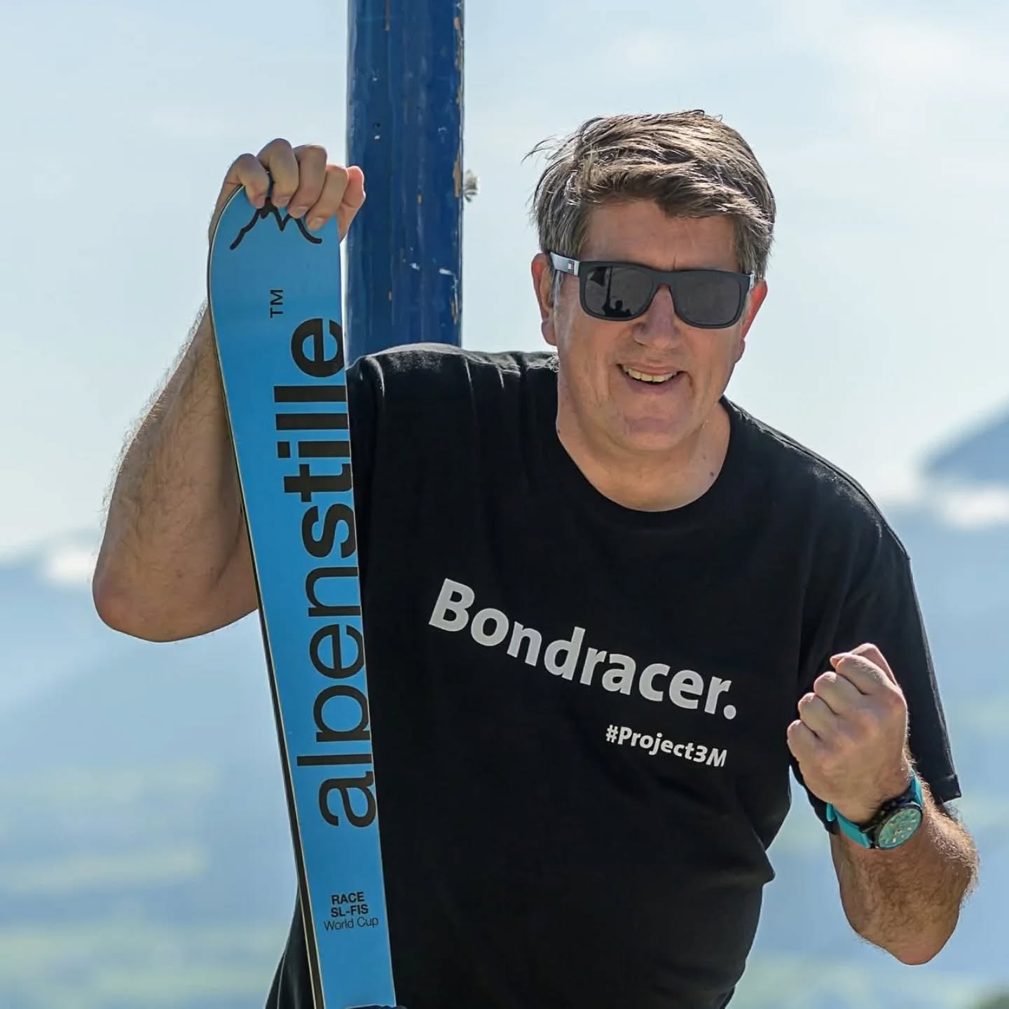 Reden WIR heute einmal über: Erfolg – Freiheit – Eigenverantwortung – Leistungsgerechtigkeit.
Unmöglich? Nur eine Frage der Perspektive. Wenn die meisten Menschen an Skifahren denken und von 3 Millionen Höhenmetern in einem einzigen Jahr hören, fällt sofort ein Wort: „Unmöglich.“
Ich gebe mich mit diesem Wort nicht zufrieden. Denn in jedem von uns – in dir, in mir, in jedem Einzelnen – steckt so viel mehr. Mein Skiweltrekord ist für mich mehr als nur eine sportliche Zahl. Er ist ein Symbol.
Es ist wie mit unserem Land: Mittelmaß ist niemals das Ziel. Deutschland gehört dorthin, wo es seine Stärken voll entfalten kann: An die Spitze. Wir müssen wieder der Motor für Fortschritt und Innovation sein – ein Sehnsuchtsort, auf den wir stolz sind. Wir alle können das. Wir können die Ärmel hochkrempeln und den Status quo hinterfragen.
Um Außergewöhnliches zu erreichen, müssen wir uns auf unsere Grundwerte besinnen:
Freiheit ist die Basis für alles. Freiheit beim Skifahren bedeutet, Grenzen zu verschieben; nur wo Freiheit gelebt wird, werden Leistungen möglich, die auf den ersten Blick unerreichbar scheinen.
Eigenverantwortung bedeutet, dass niemand mich zwingt, an meine Grenzen zu gehen – ich darf es, weil ich die Chance und die Herausforderung darin sehe.
Leistungsgerechtigkeit heißt: Wer bereit ist, alles zu geben, muss die Anerkennung und den Raum finden, um zu glänzen.
Ich wünsche mir, dass wir in Deutschland wieder aufstehen, den Mut finden, nach vorne zu schauen, und dass der Geist von Europa als unser gemeinsames Friedens- und Erfolgsprojekt lebendig bleibt. Lass uns gemeinsam anpacken, denn Großes zu erreichen, beginnt im Kopf.
Hier erfährst du, was ich damit meine: https://youtu.be/WQbyJ602T2E
Wo Freiheit ist, ist alles möglich.
Foto: ML Photographie