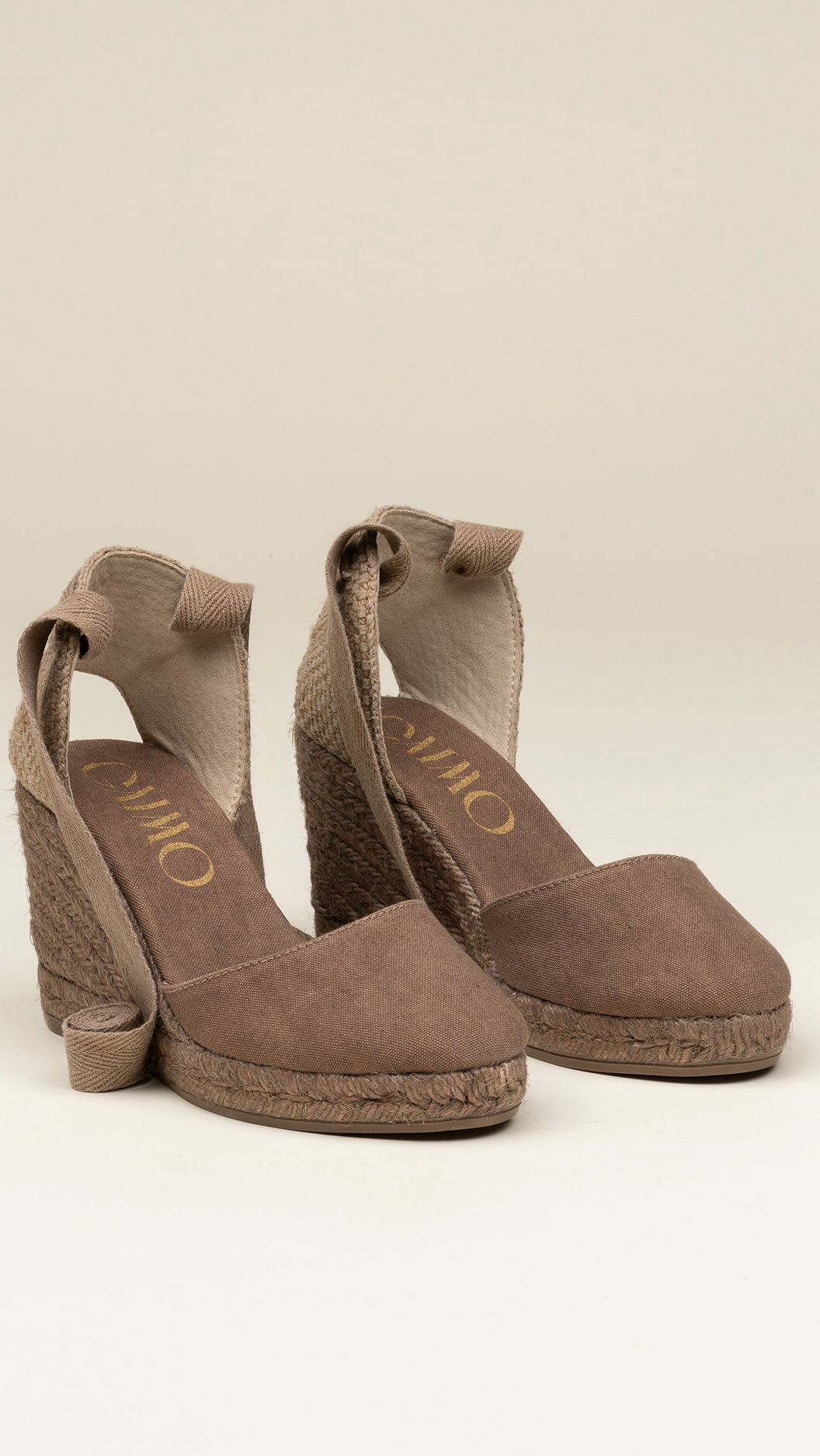 Ese tipo de alpargatas que te pones “para algo sencillo”…
y terminan robándose todo el look 🤎✨
Las nuevas alpargatas Gaimo tienen ese aire elegante y relajado que funciona para brunch, oficina, cenas, viajes… literalmente todo.
La cuña perfecta, las cintas al tobillo y un color que combina con absolutamente todo.
De esos pares que ves una vez y ya no te los sacas de la cabeza.
Hechas en España 🇪🇸
#OleOla #Gaimo #Alpargatas #HechoEnEspaña #CalzadoEspañol YoConOleOla