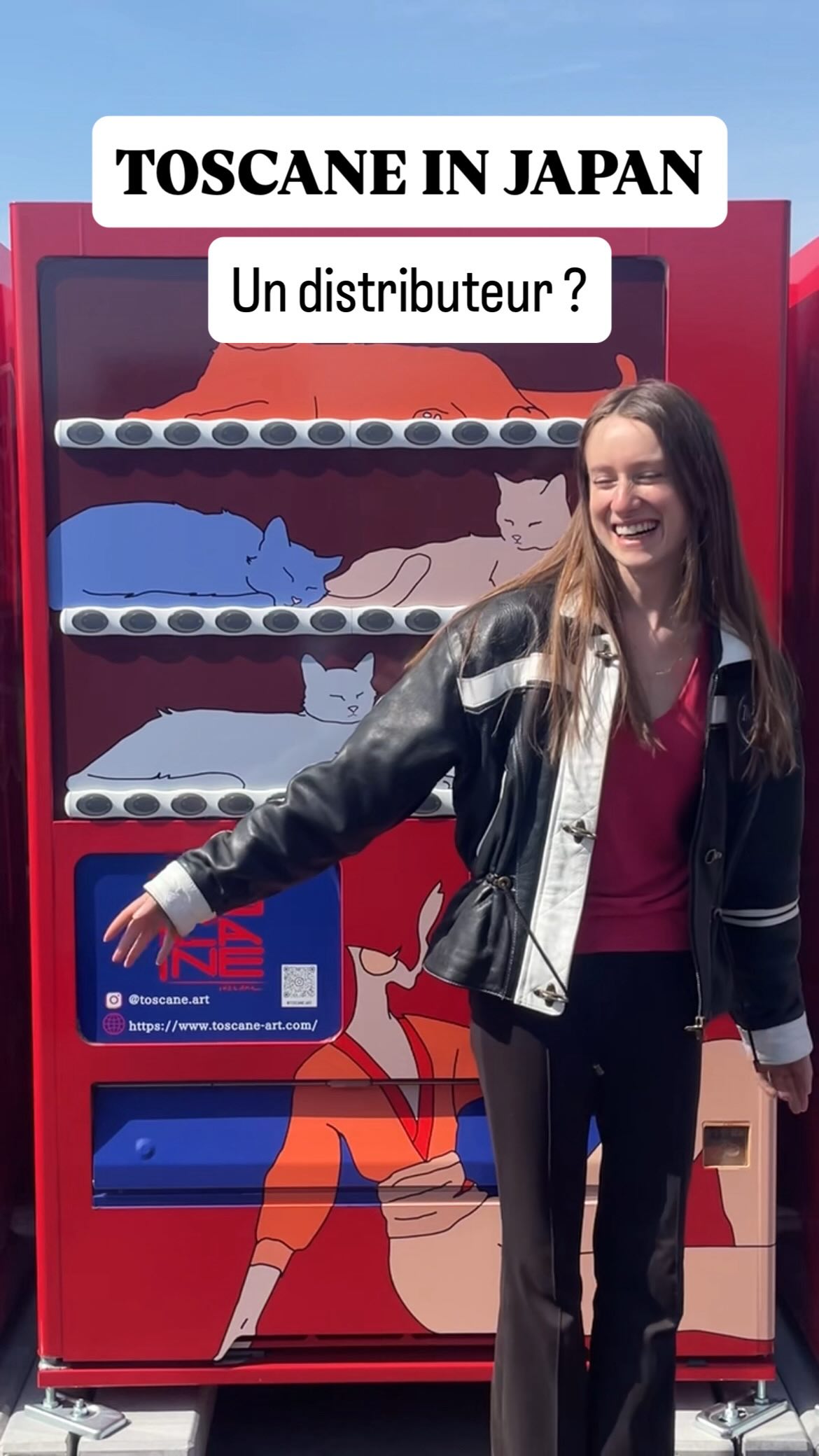 Un distributeur automatique ? ⬇️⬇️
🧃TOSCANE x SUN VENDING🧃
C’est avec le plus grand honneur que je vous présente ma nouvelle collaboration avec @sunvending_withdrink !
Pour célébrer leur 50 ans, @sunvending_withdrink m’a demandé de designer leur célèbre distributeur automatique. Une œuvre d’art à part entière qui figurera au musée de Kurihara.
Mona franchit sa toile pour s’installer sur la devanture du distributeur, accompagnée de son fidèle animal blanc 🐇
À la place des boissons…des chats à emporter ?🤭🐱
Vous êtes déjà nombreux à être venus au Musée de Kurihara et je vous remercie du fond du coeur ❤️ !
Un grand merci à @beyou_art_paris de m’accompagner dans ces projets formidables 🧡
Merci également à @faf_art_org et à @honda_studio_ 🩷
Vous pourrez découvrir en venant à Kurihara, les œuvres de @art_of_hiro @marinanarita @moe_hoya @sendaiphil_official et bien d’autres !
Pour suivre mon actualité, rendez-vous sur
www.toscane-art.com !